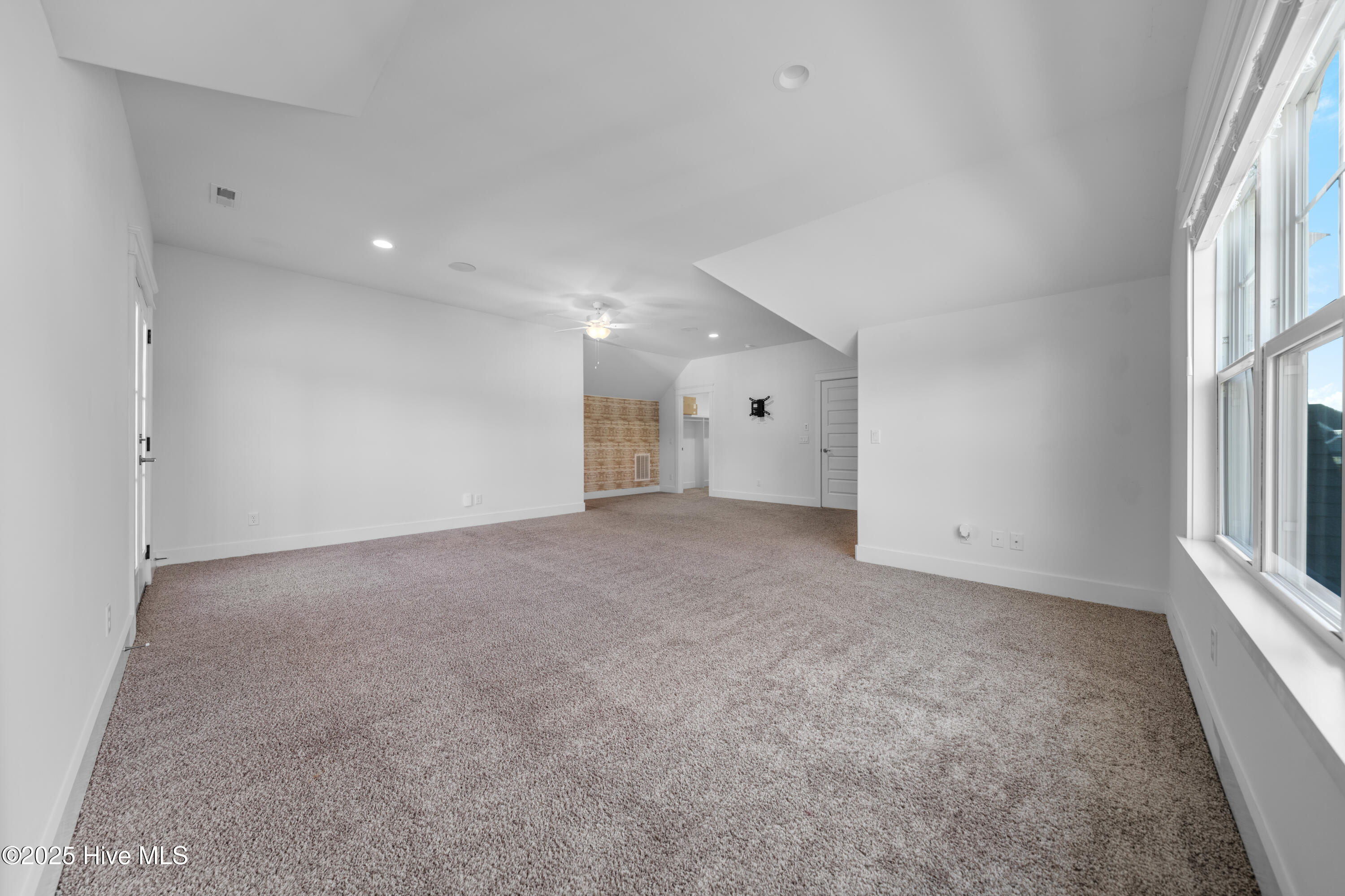 100494528 | Photo 52