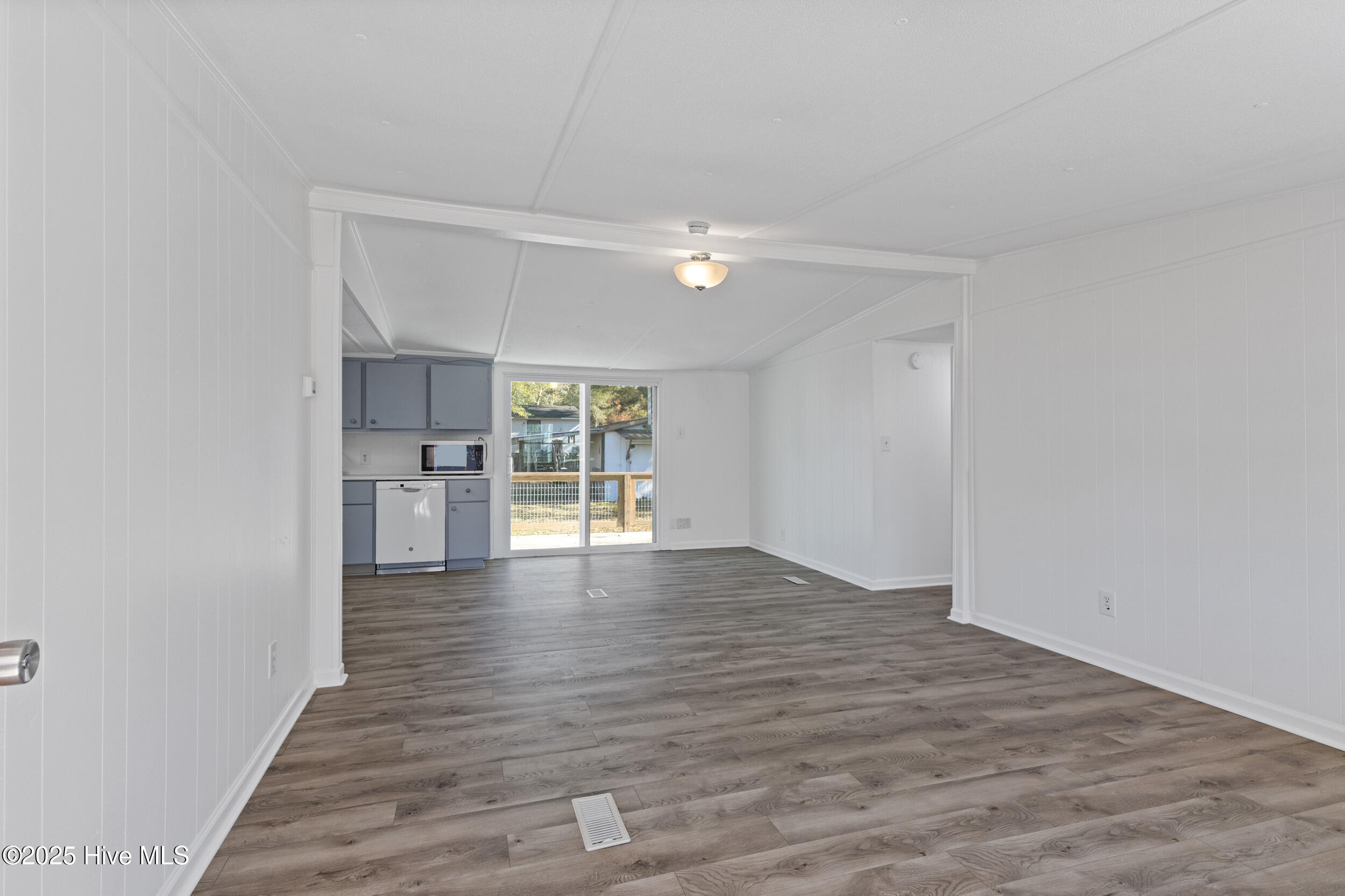 100545397 | Photo 40