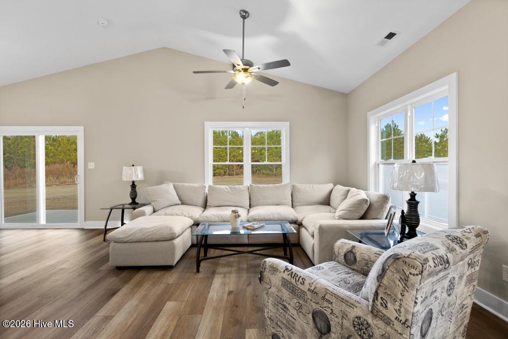 100552933 | Photo 19