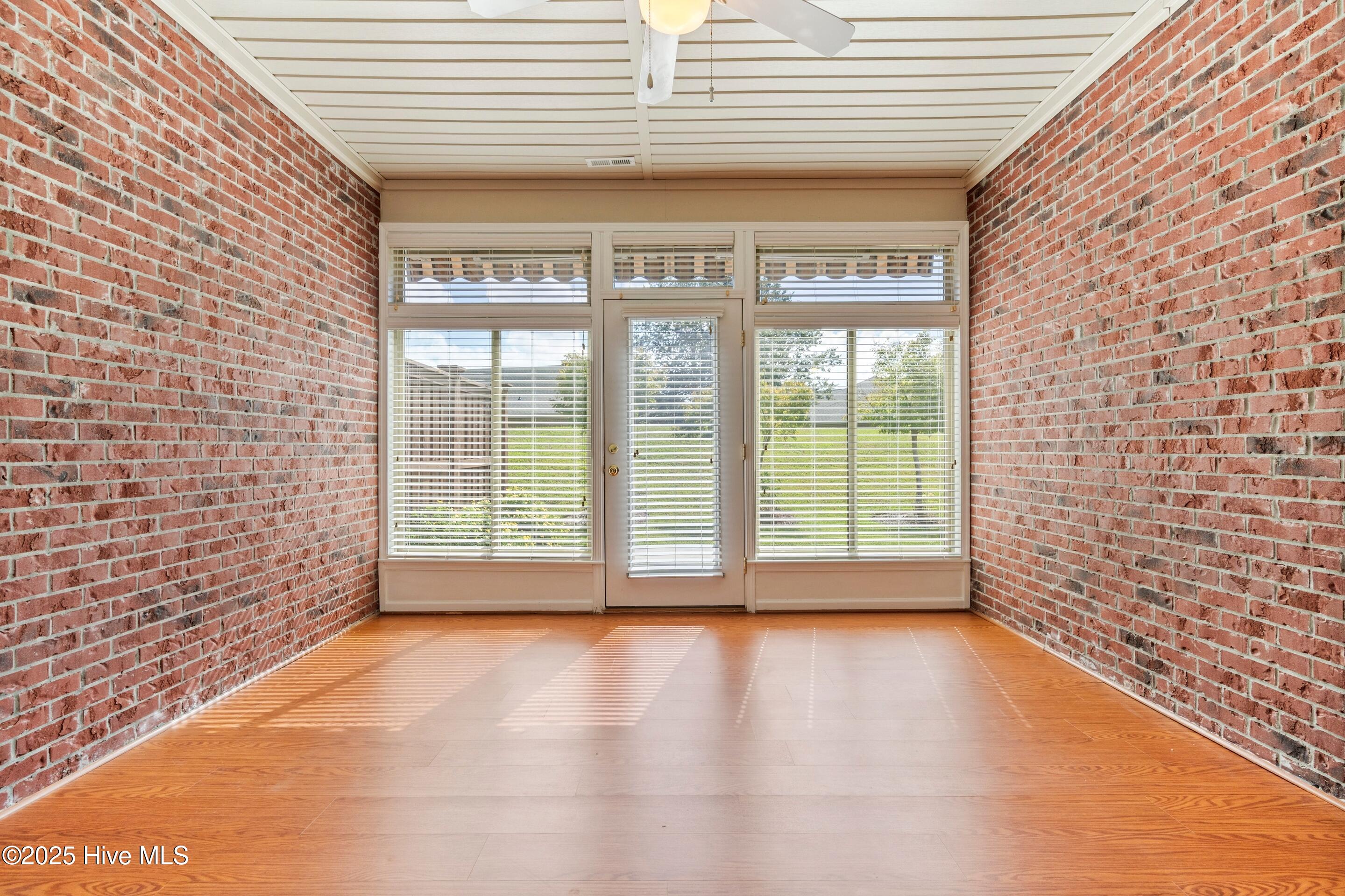 100536985 | Photo 32