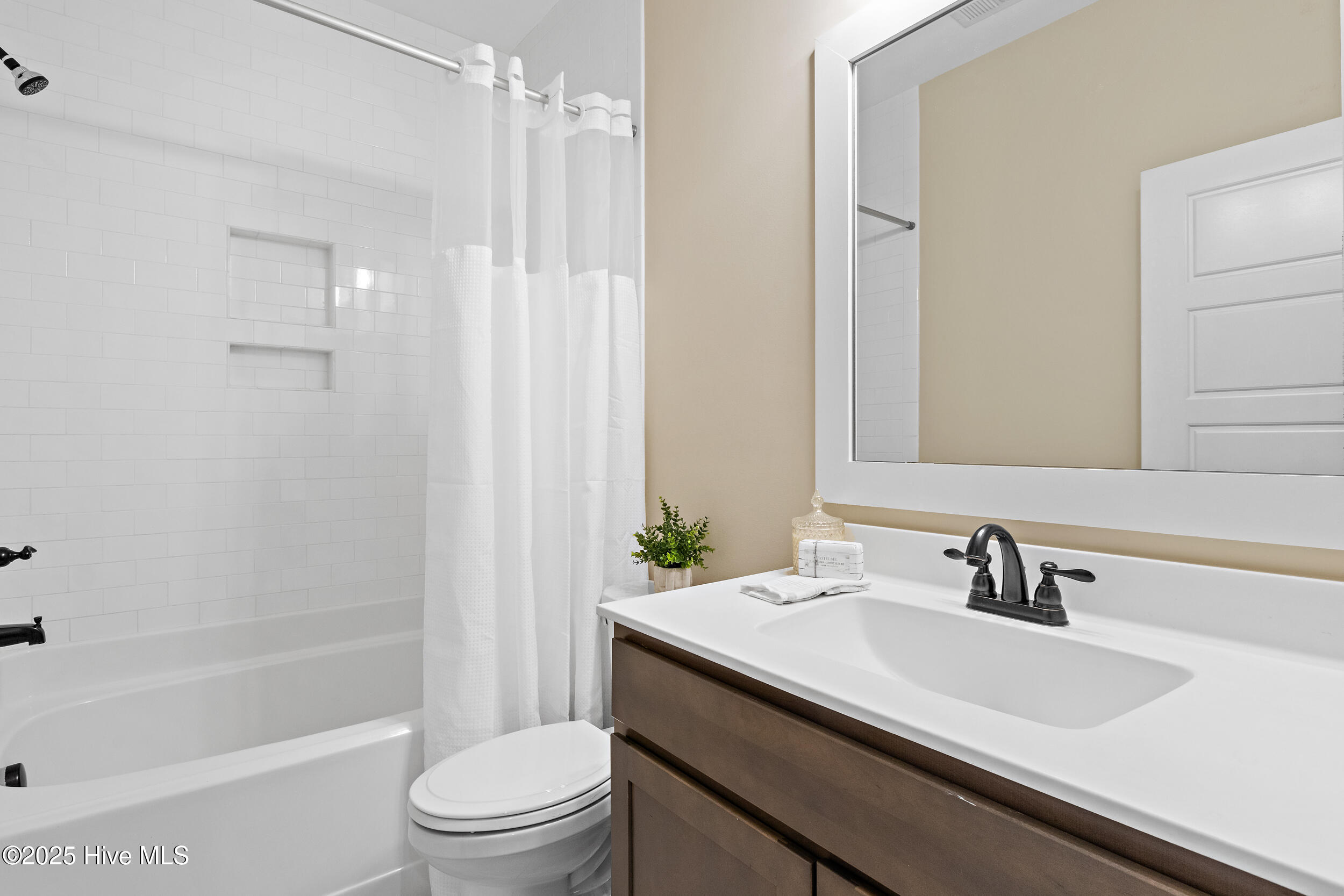 100528109 | Photo 28