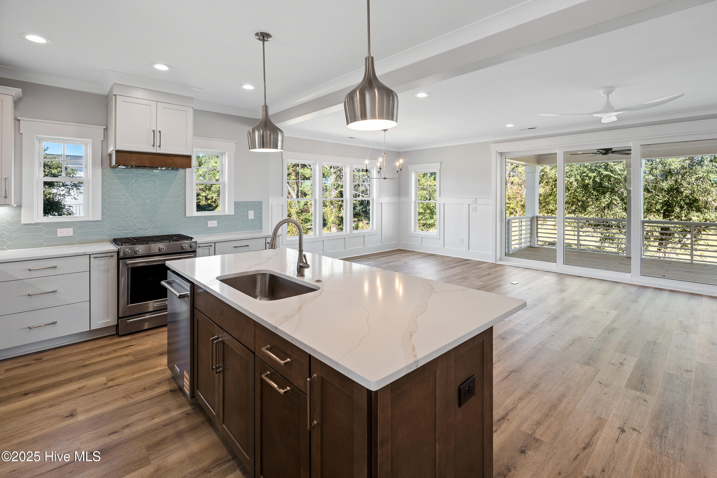 100537376 | Photo 15