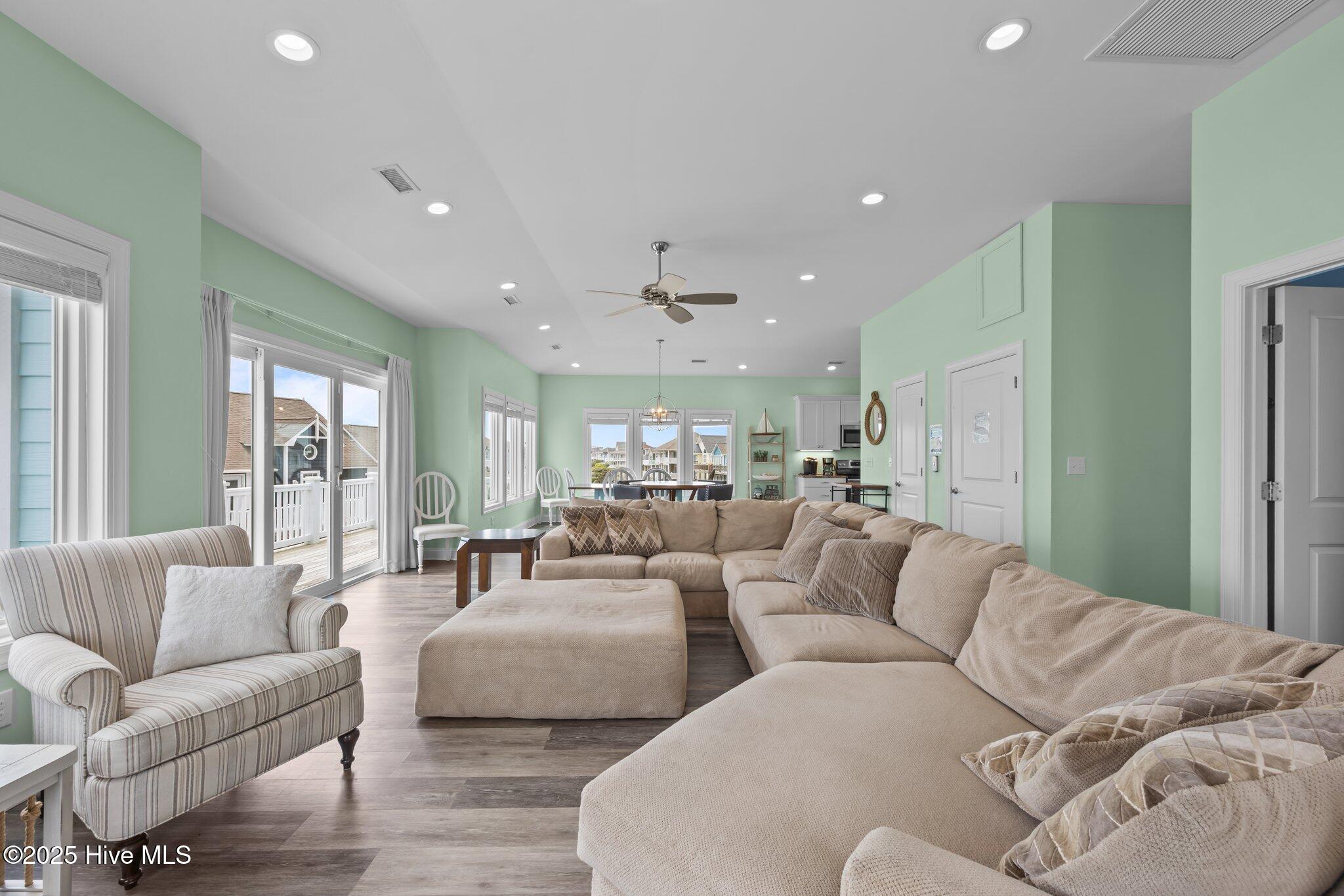 100547426 | Photo 35