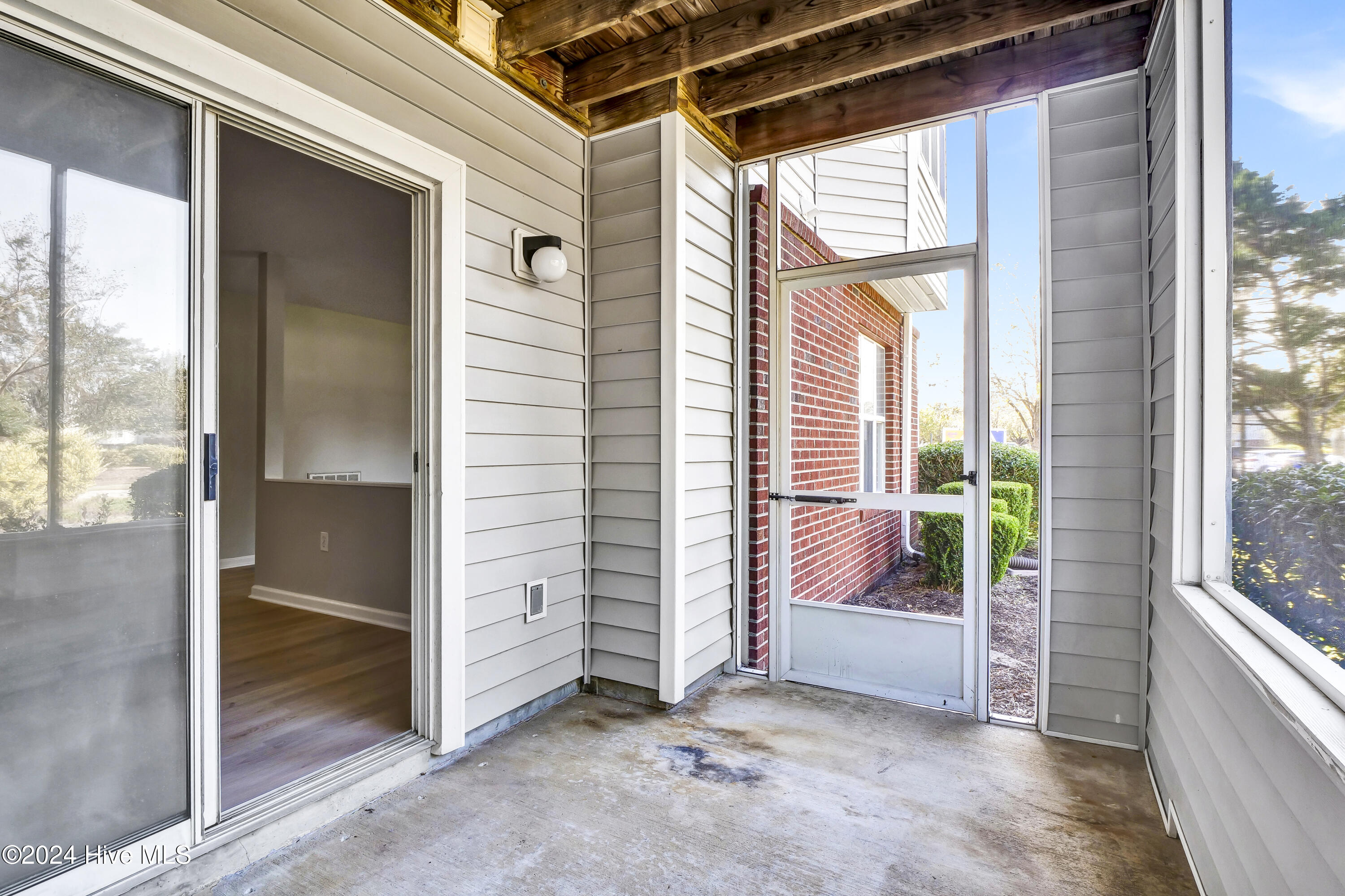 100544436 | Photo 25