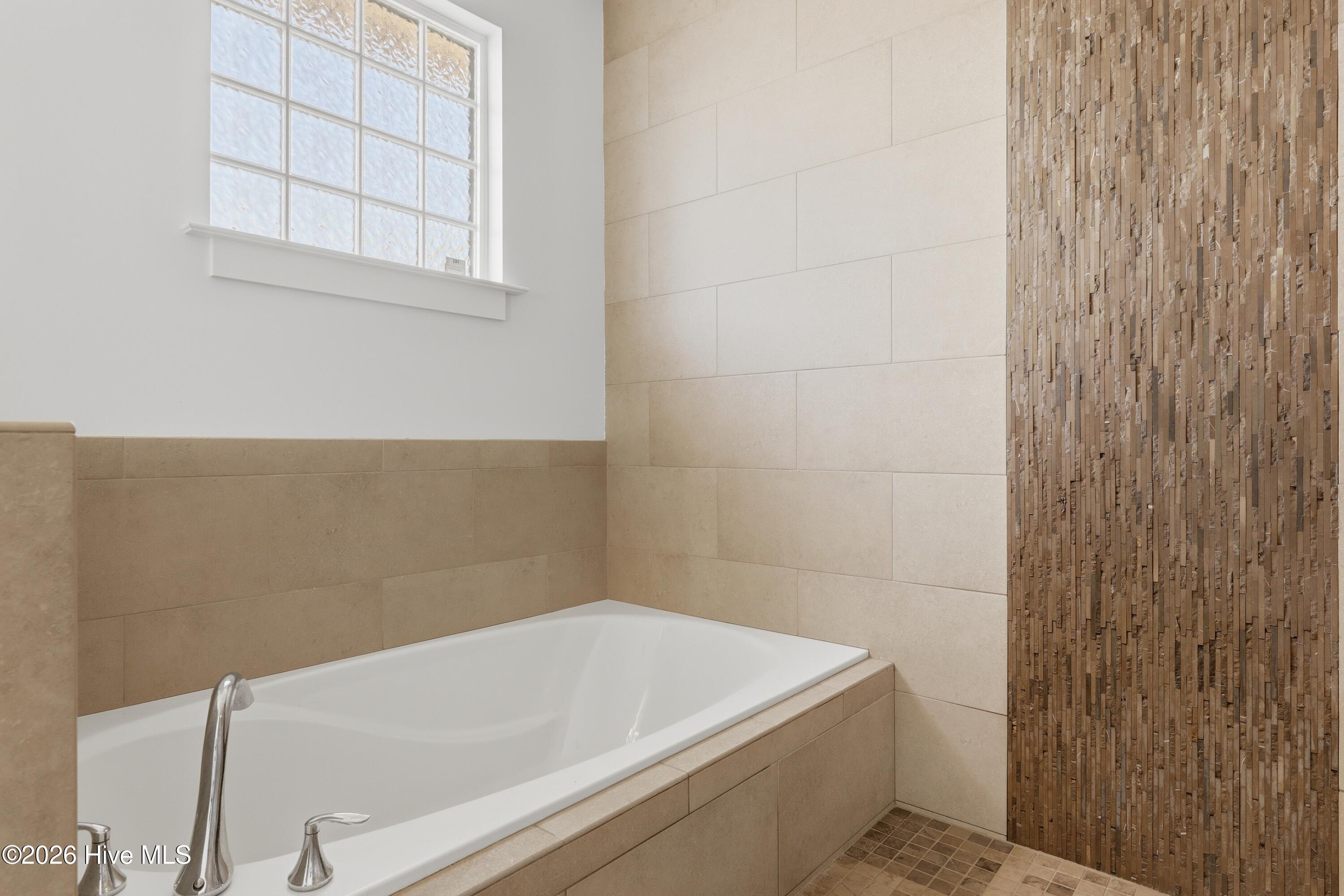 100564294 | Photo 53