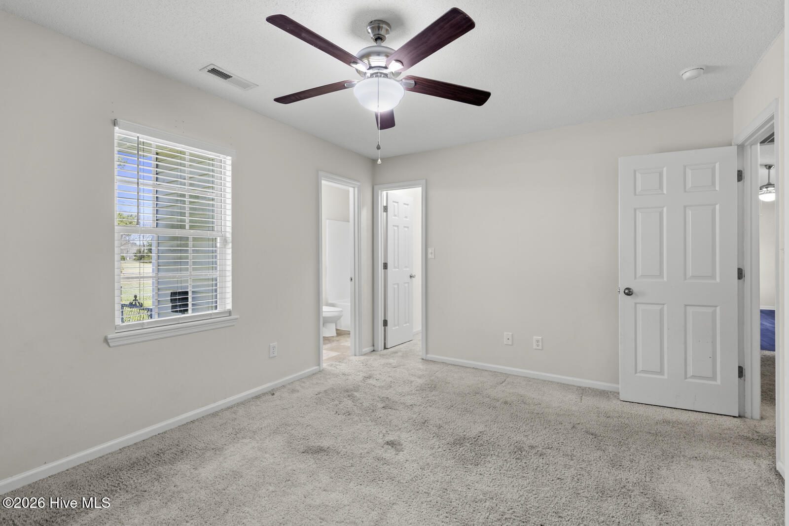 100561392 | Photo 13