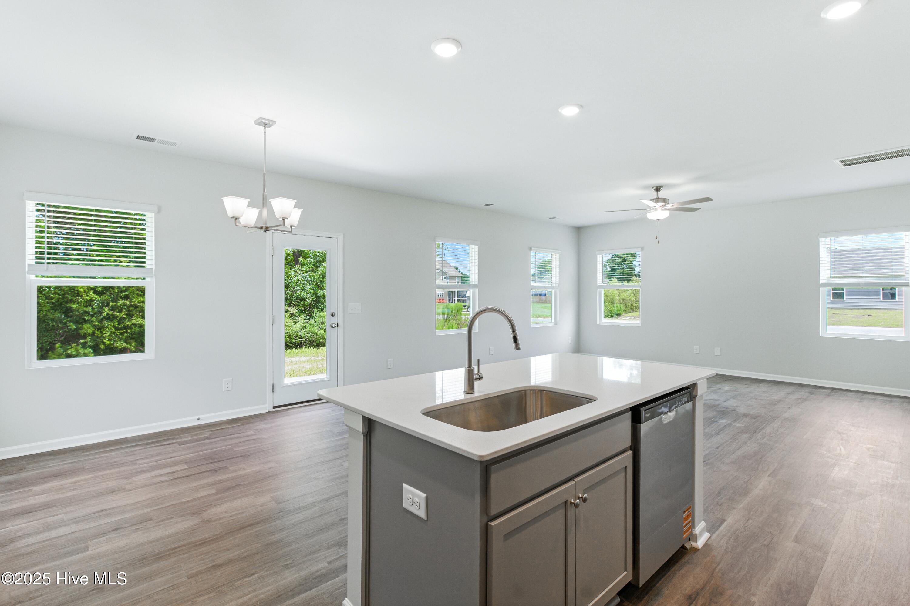 100520185 | Photo 15