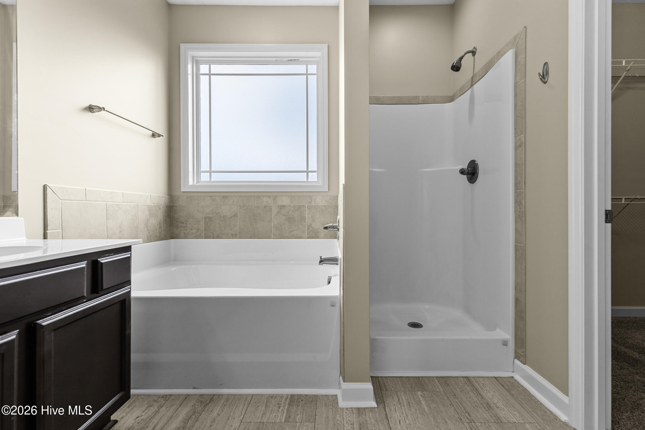 100548143 | Photo 25