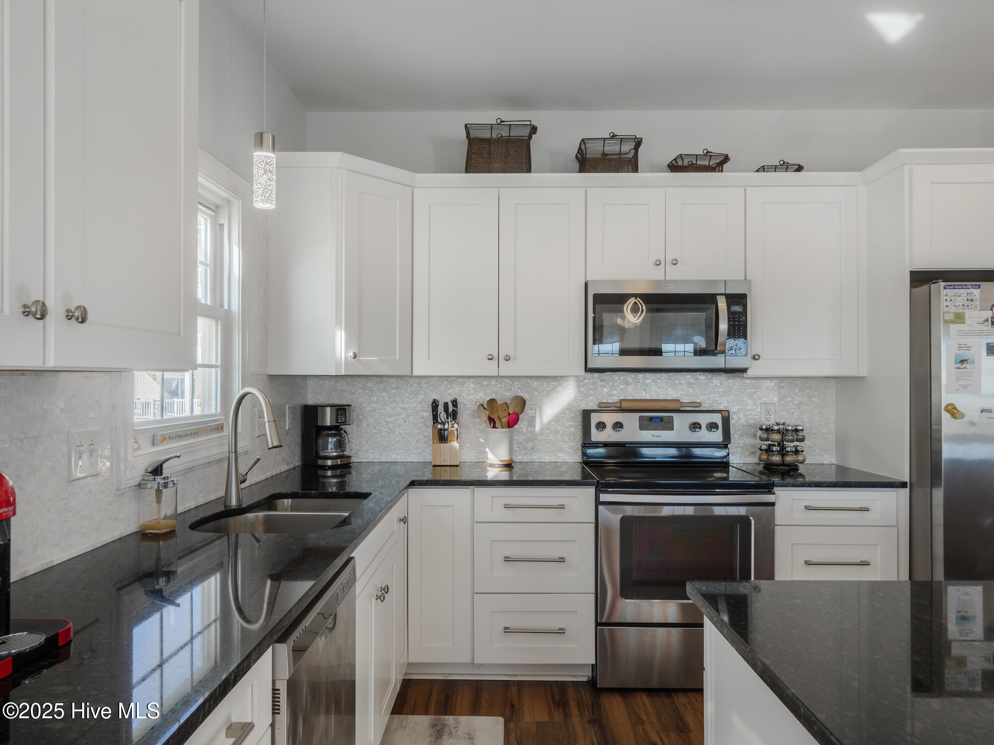 100537355 | Photo 25