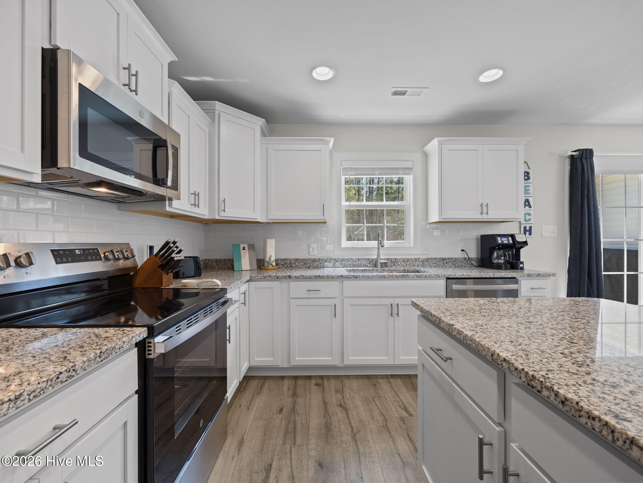 100563738 | Photo 14