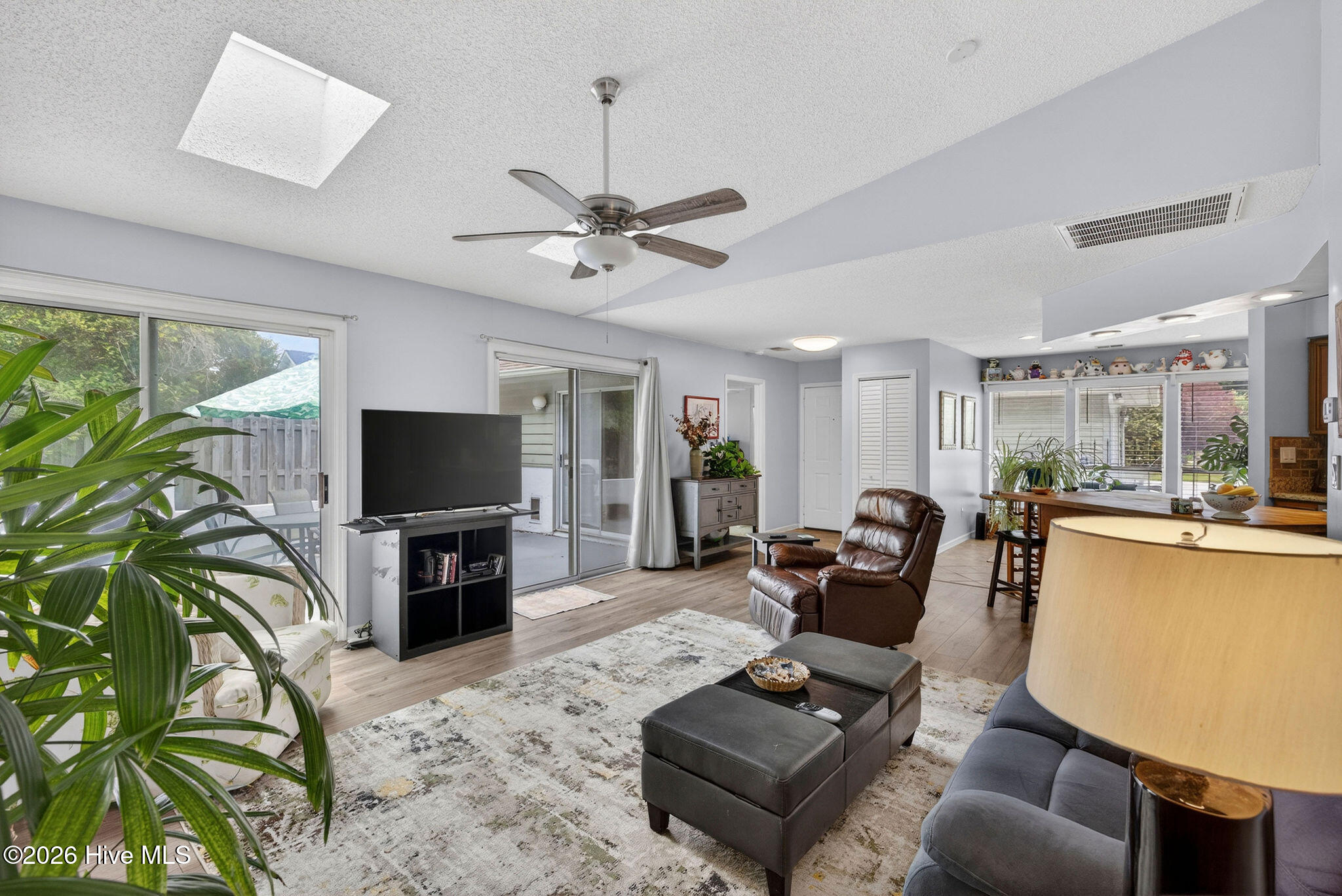 100570293 | Photo 15