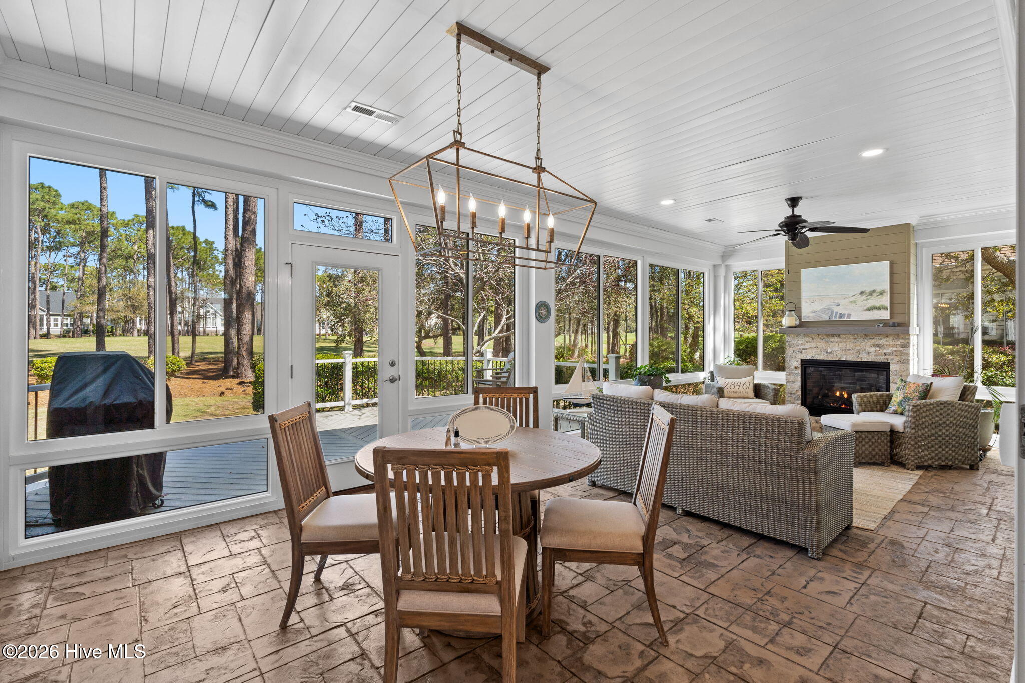 Undisclosed Address, Southport, NC, 28461