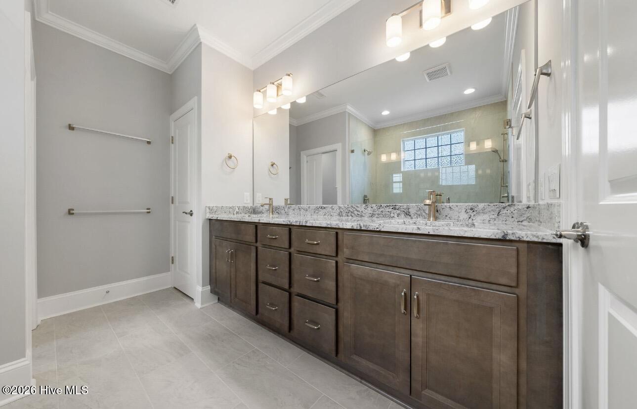 100556989 | Photo 18