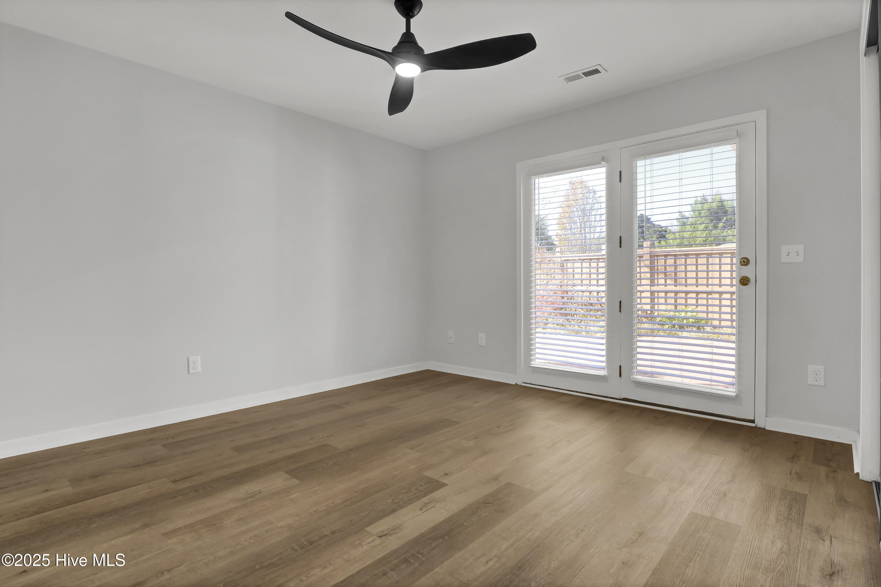 100545648 | Photo 14