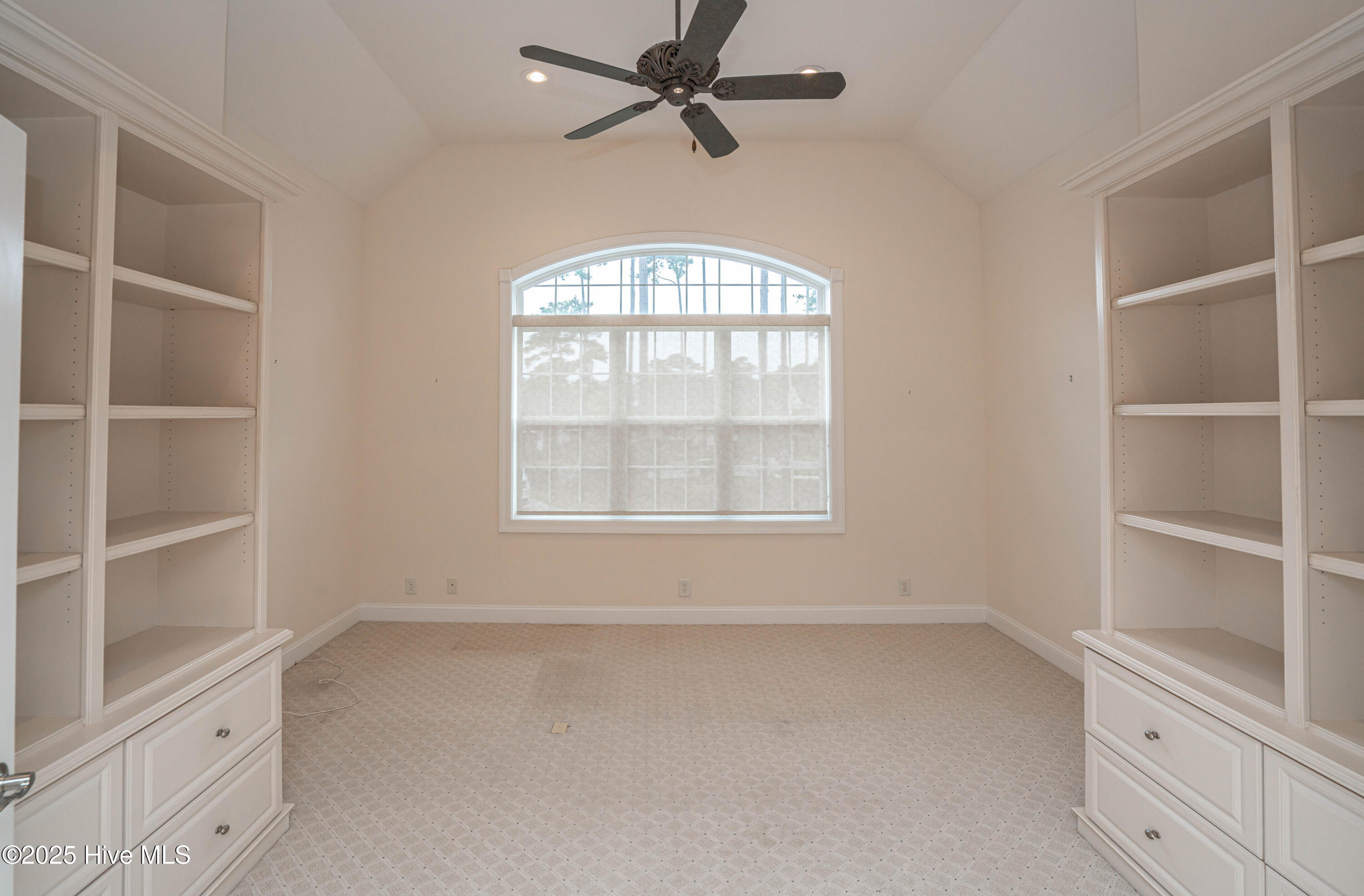 100530810 | Photo 28