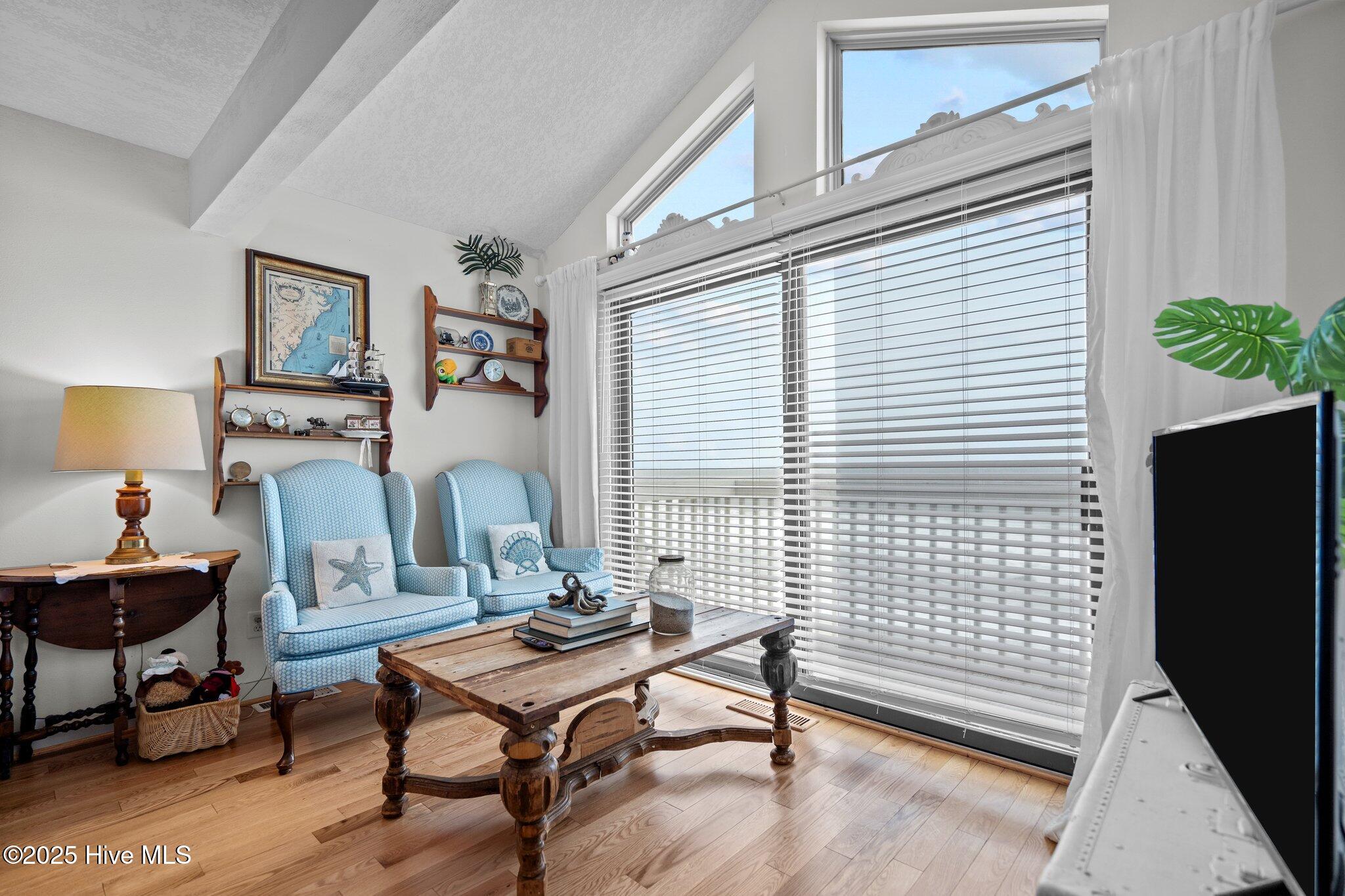 100564100 | Photo 25