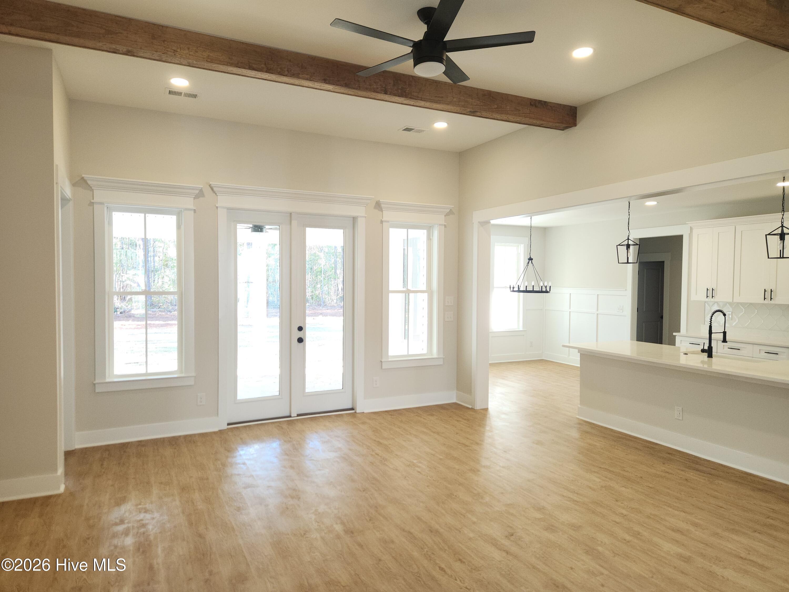 100559285 | Photo 11