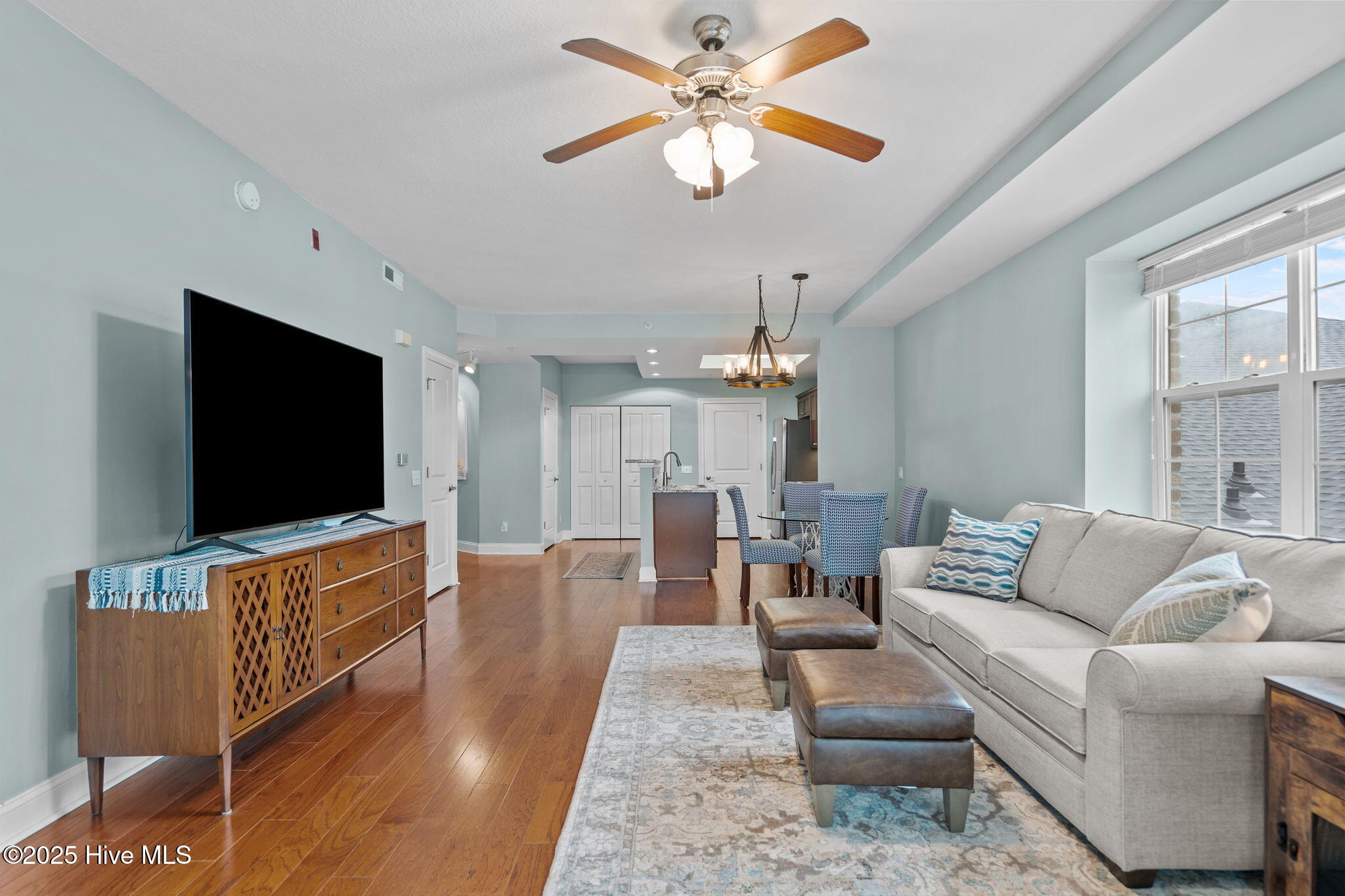 100535787 | Photo 17