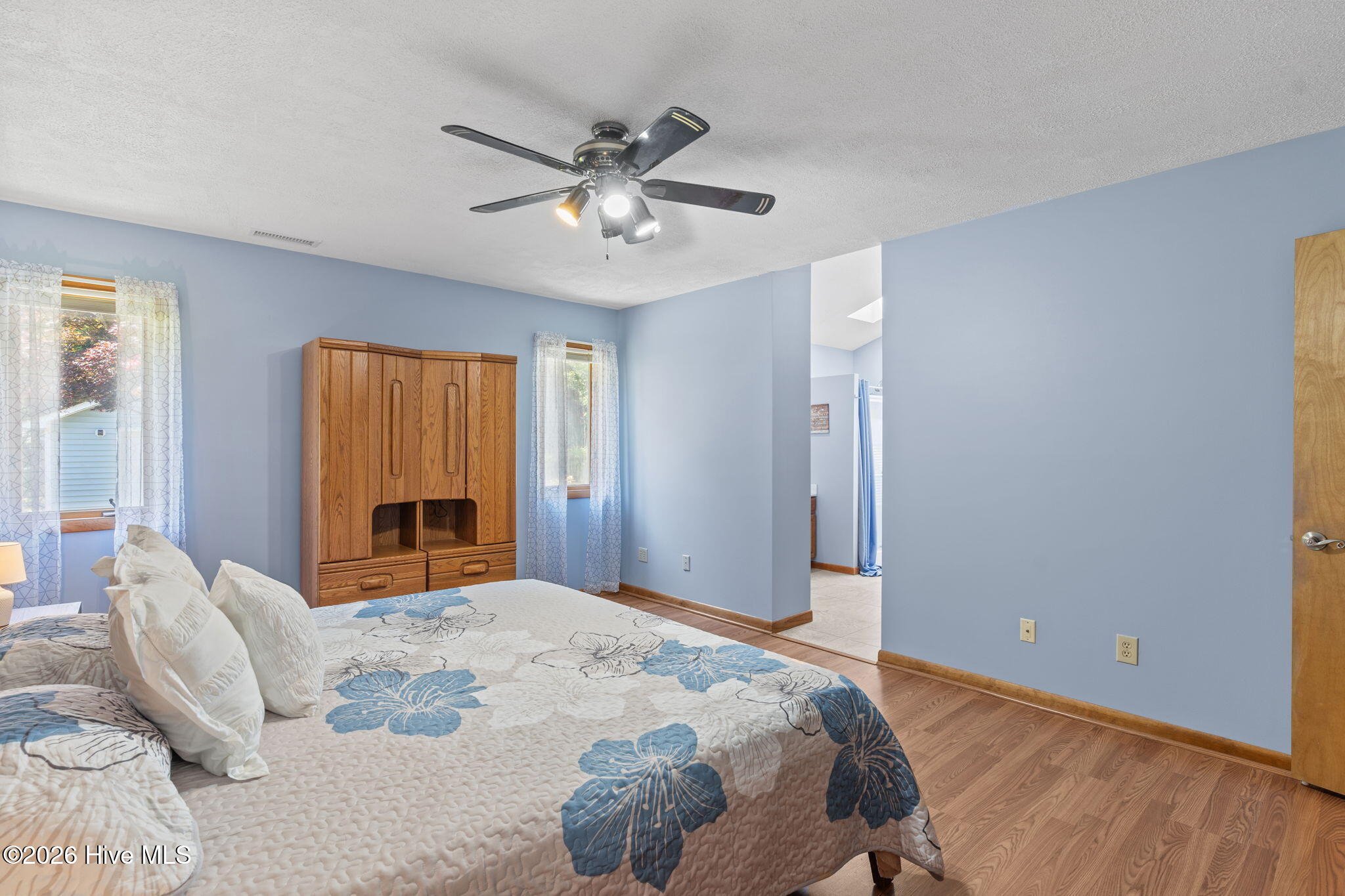 100568995 | Photo 24