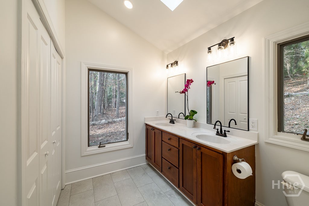 Dual vanities