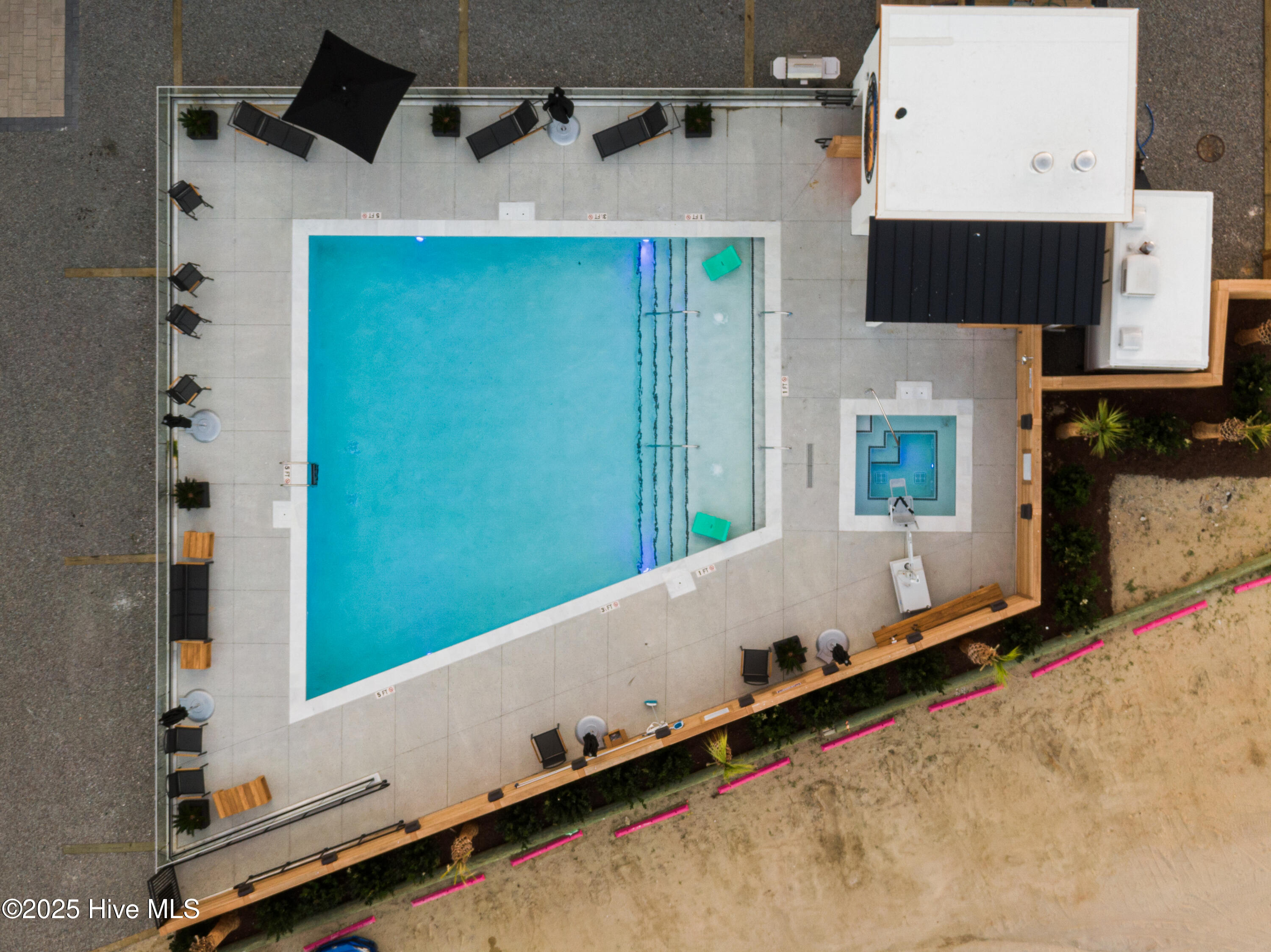 100523211 | Photo 44