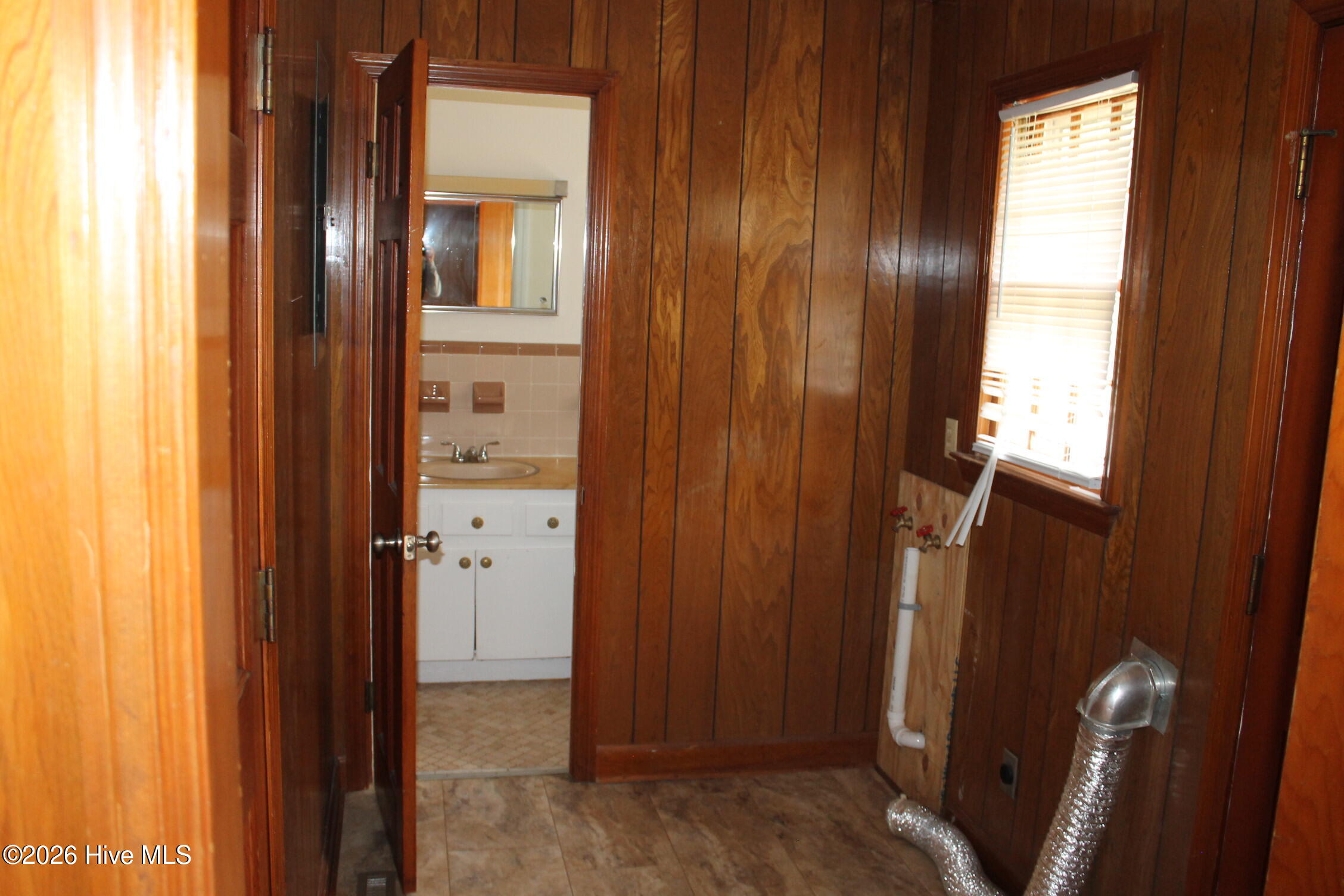 100565627 | Photo 56