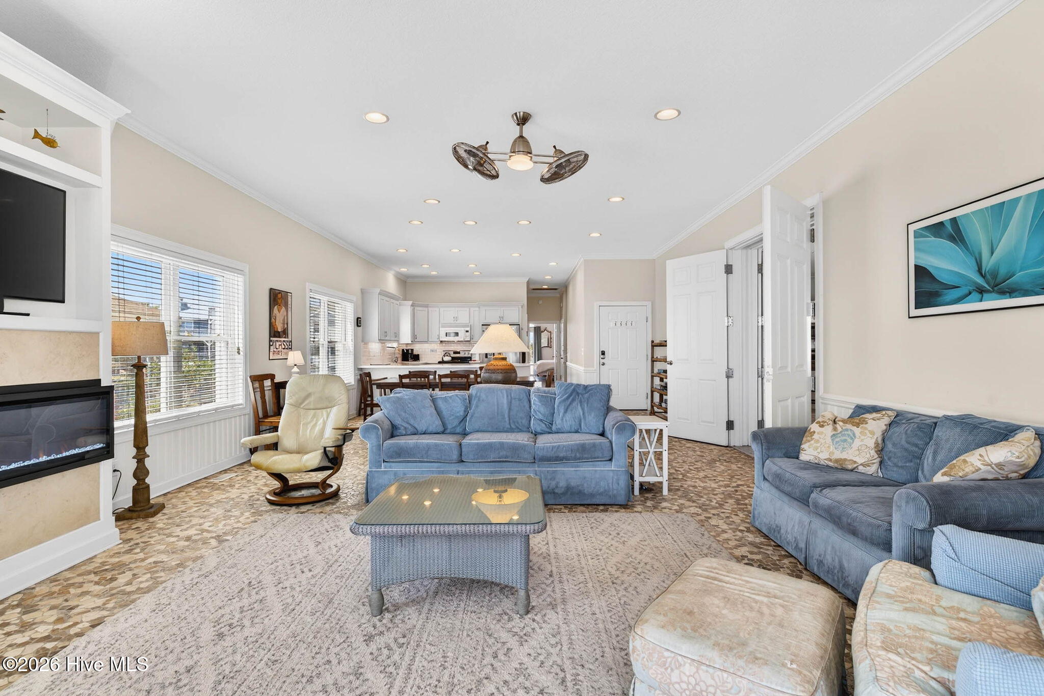 100563244 | Photo 64