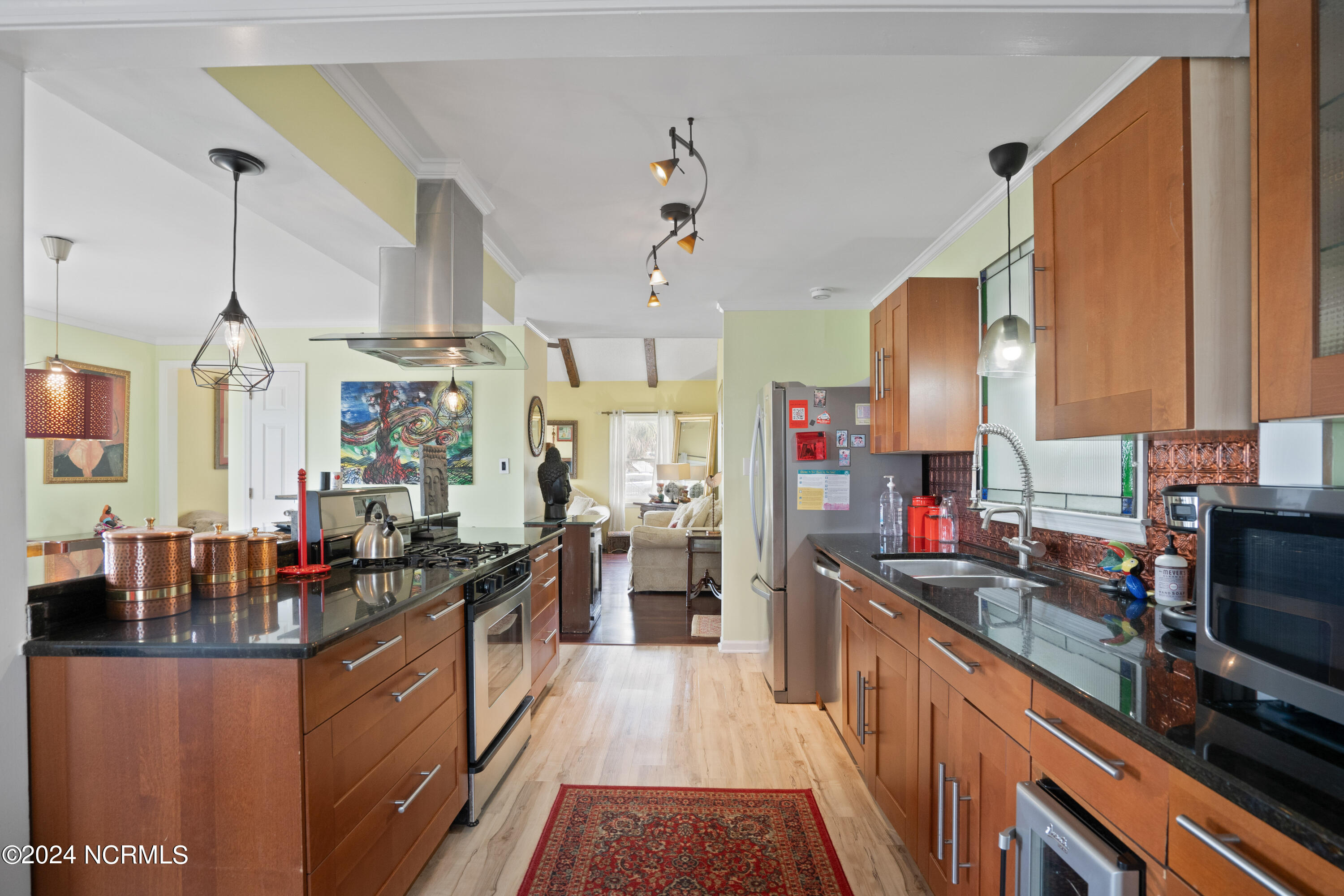 100560914 | Photo 17