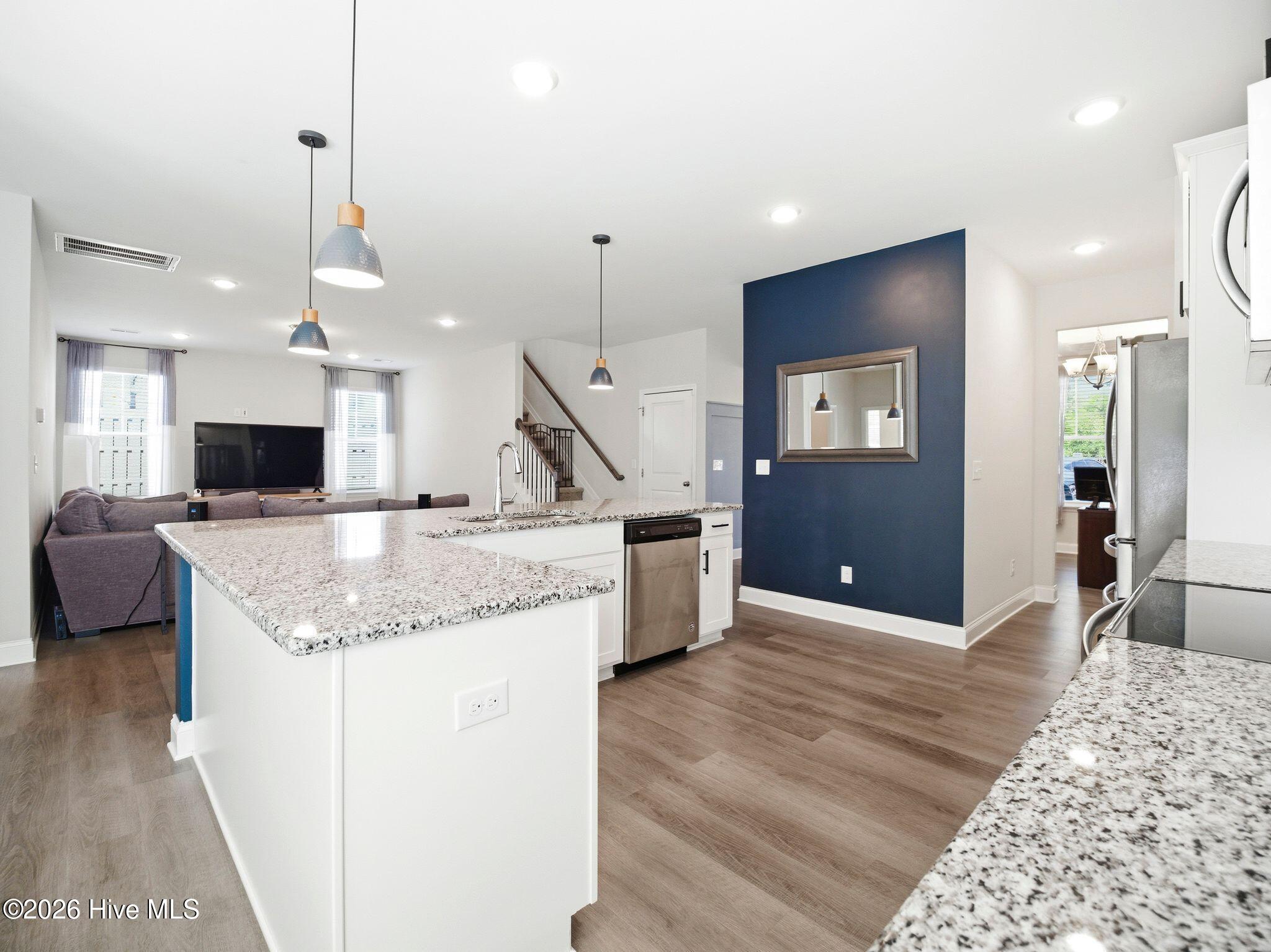 100569792 | Photo 16