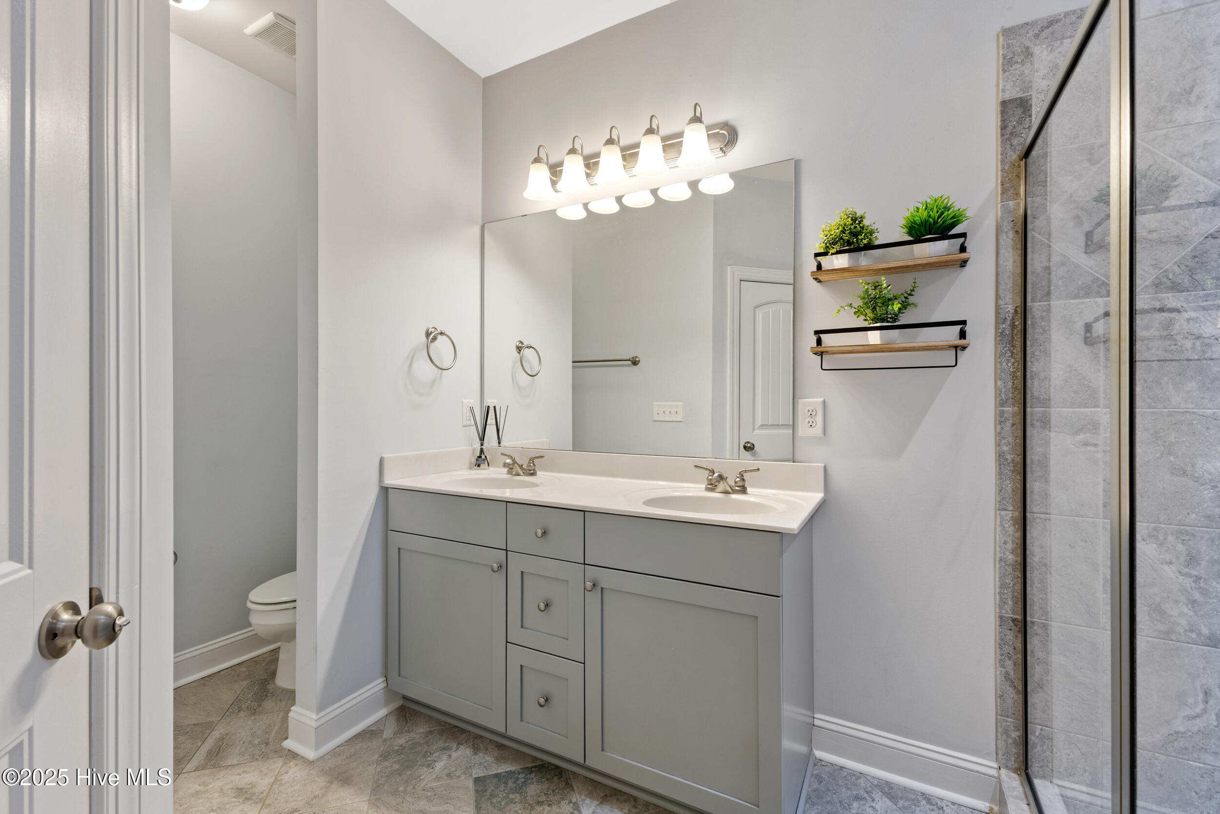 100533307 | Photo 22