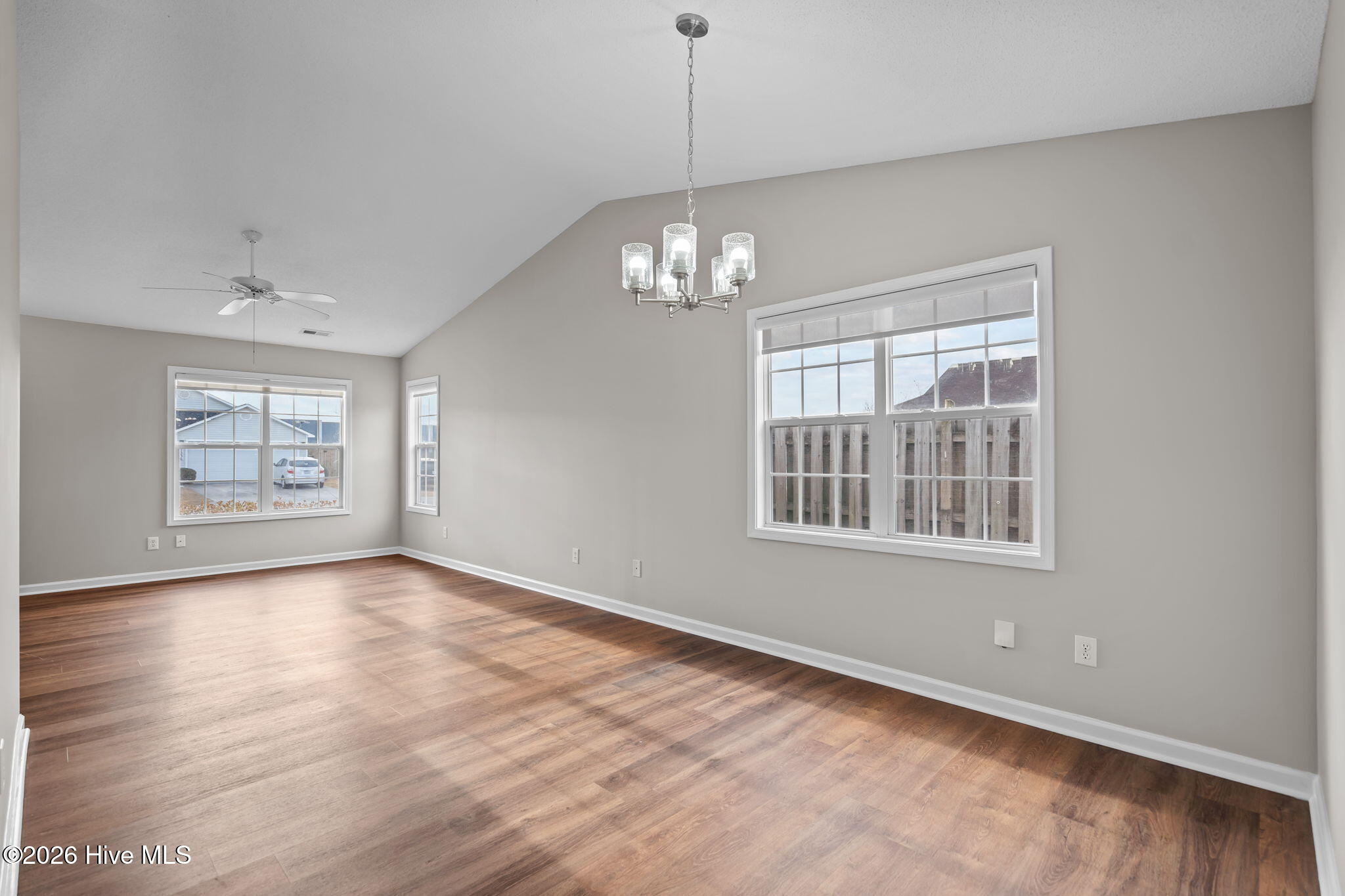 100548271 | Photo 21