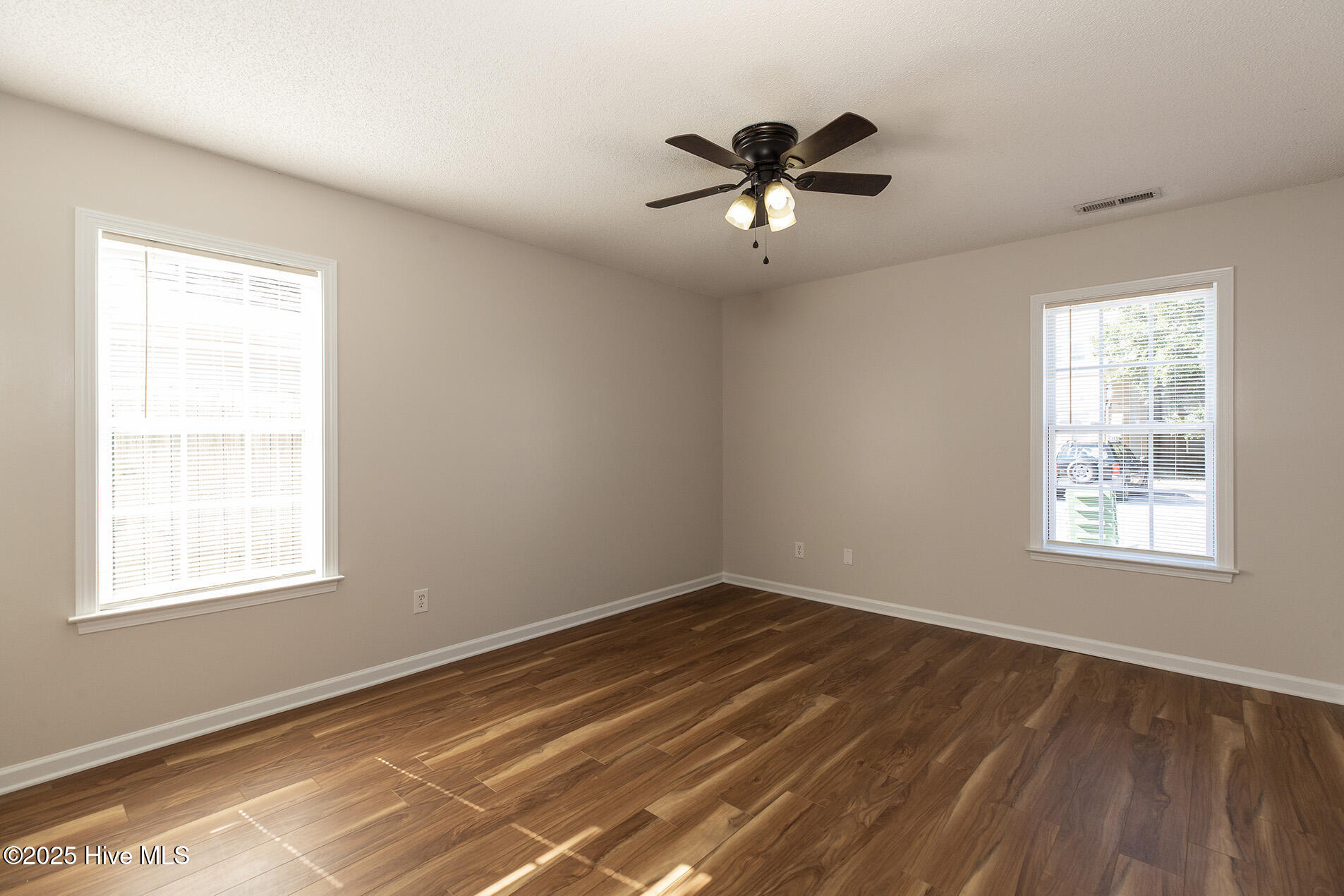 100539713 | Photo 15