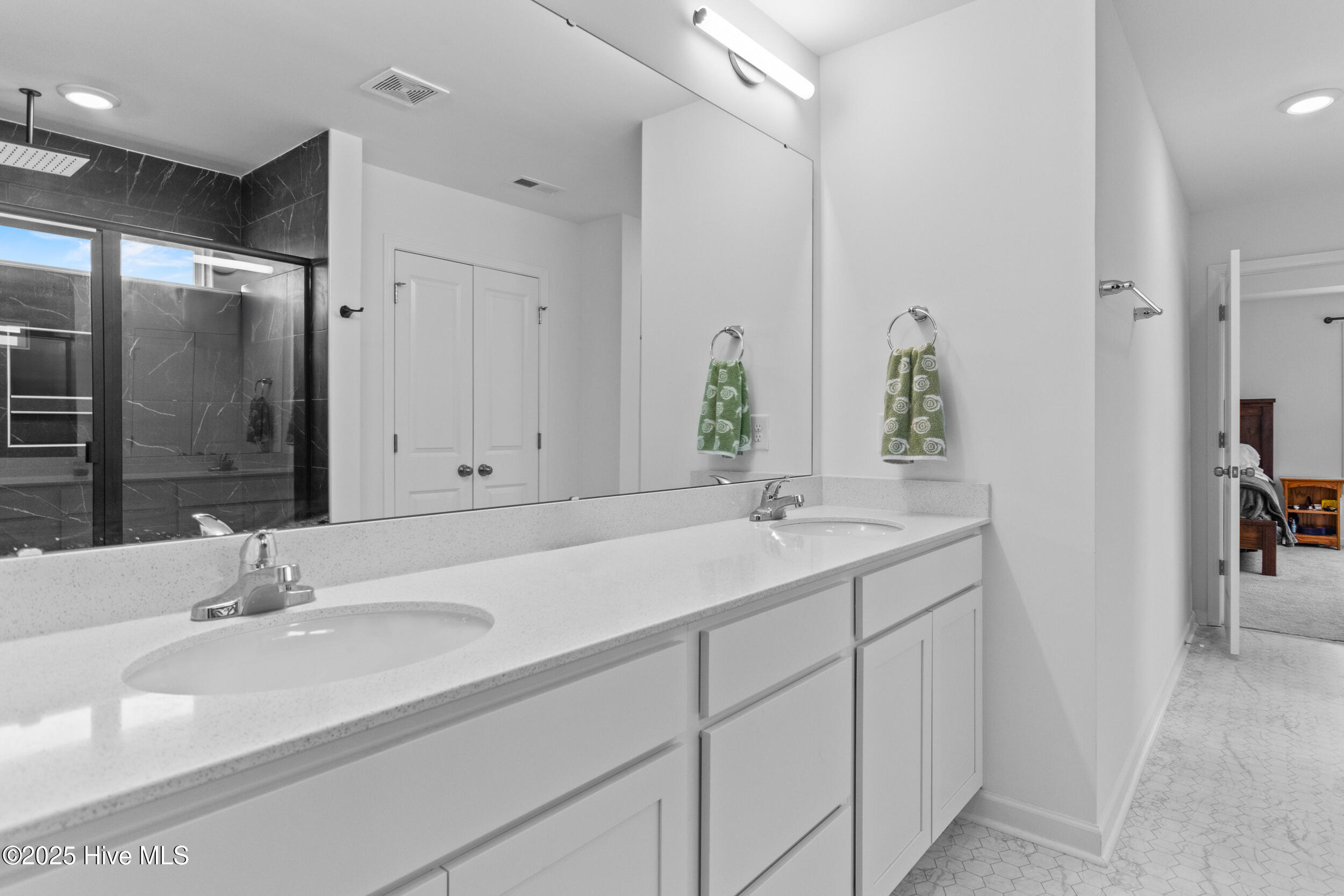 100524281 | Photo 33