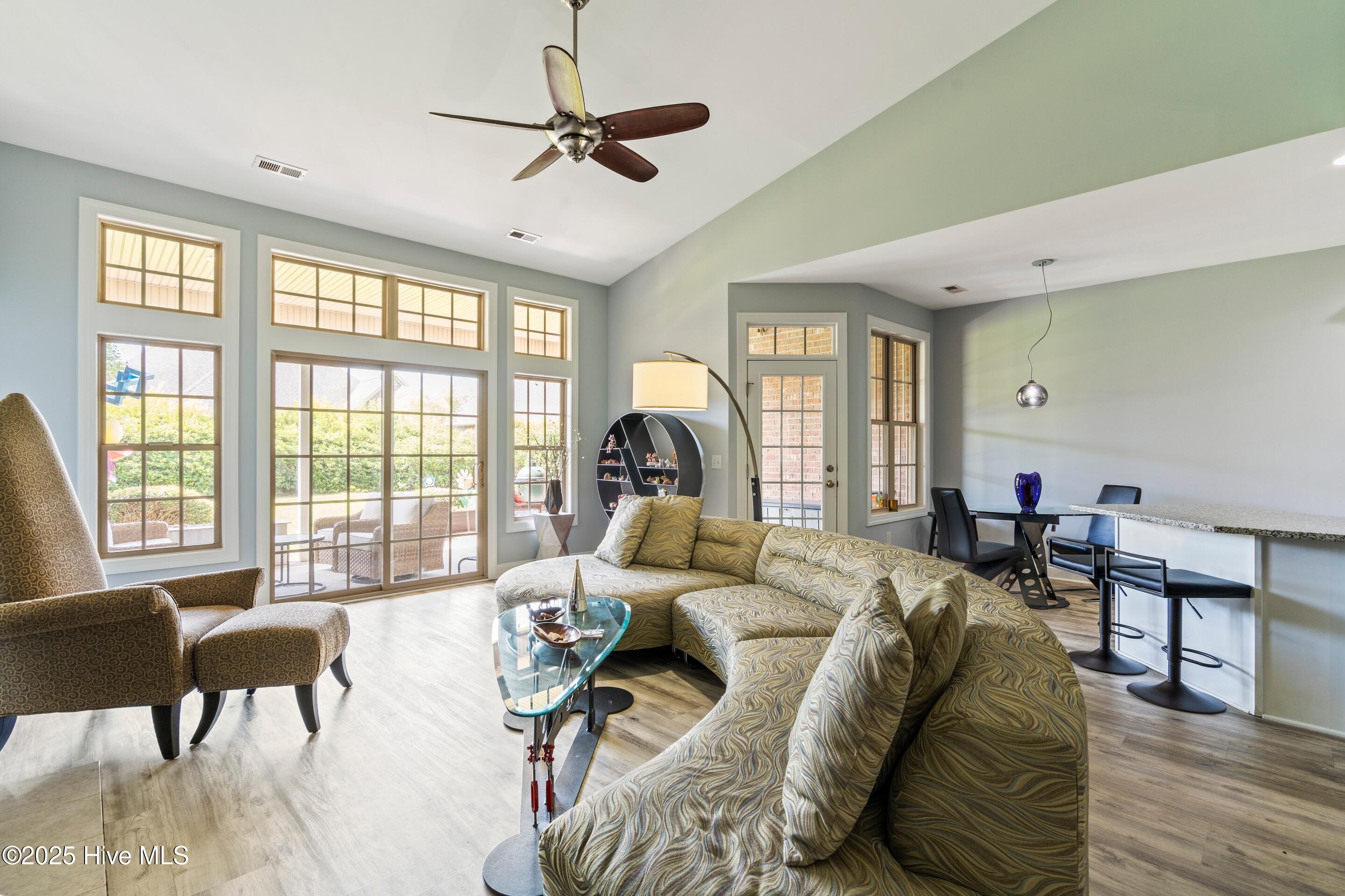 100541104 | Photo 35