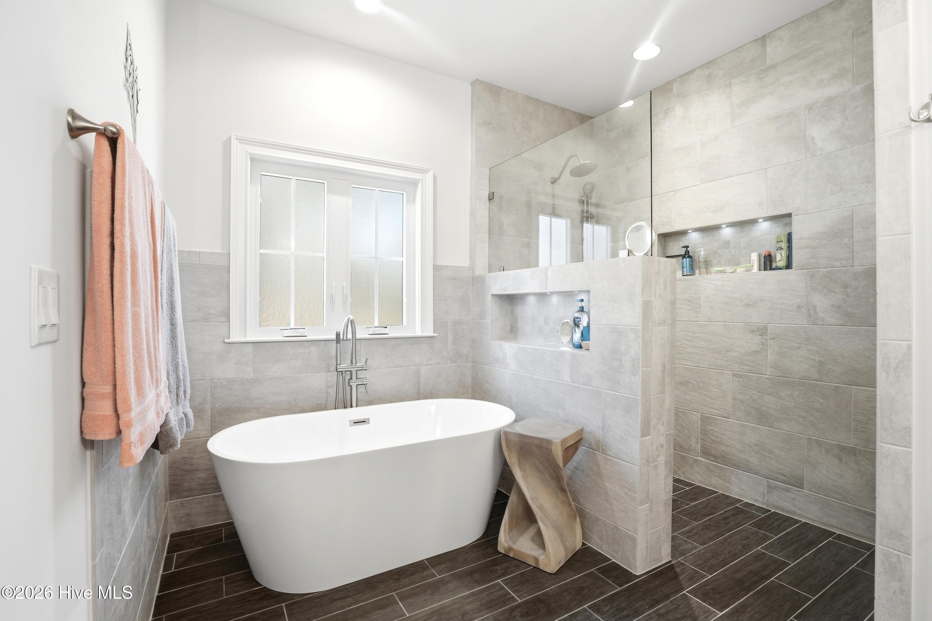 100561923 | Photo 39