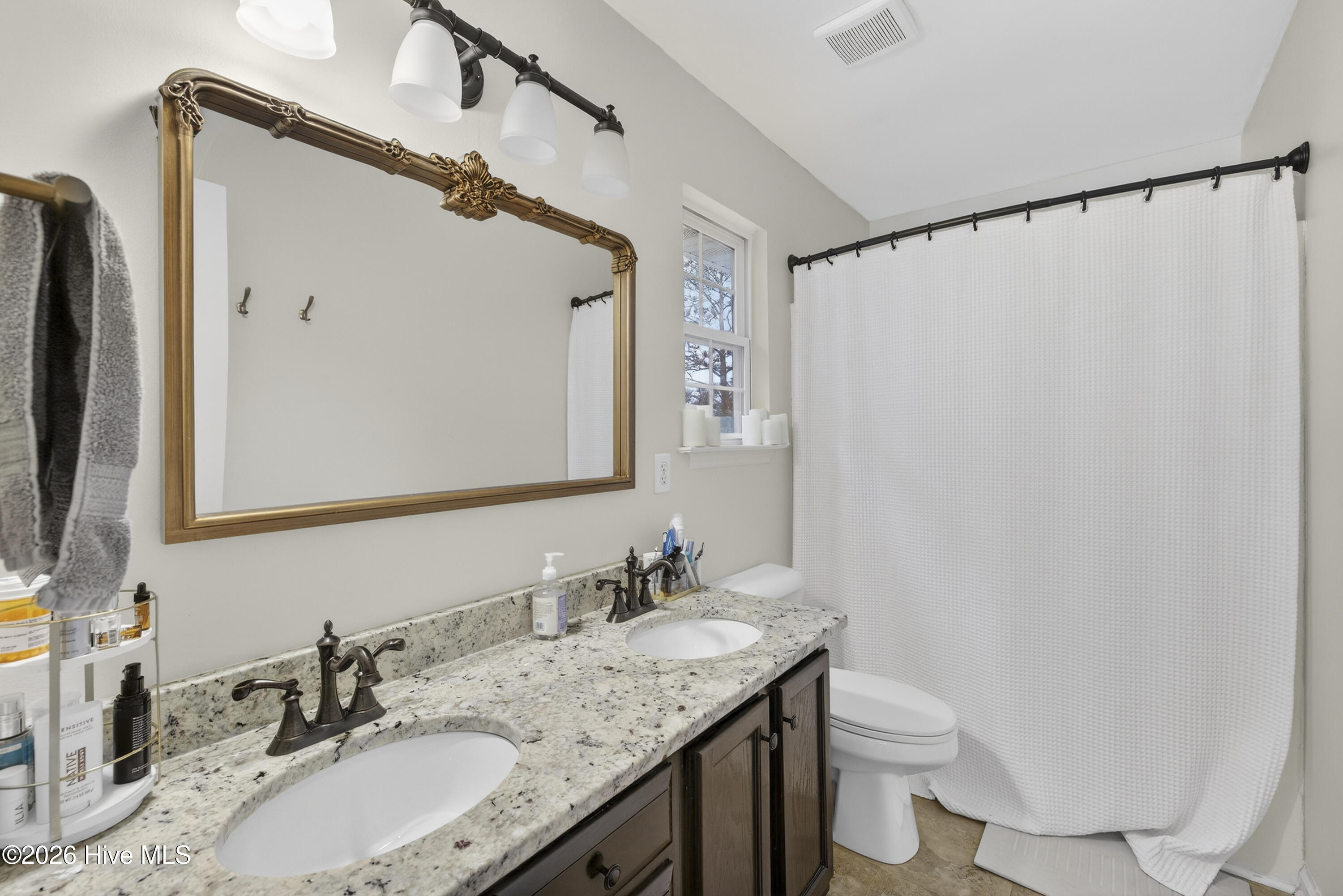 100558180 | Photo 30