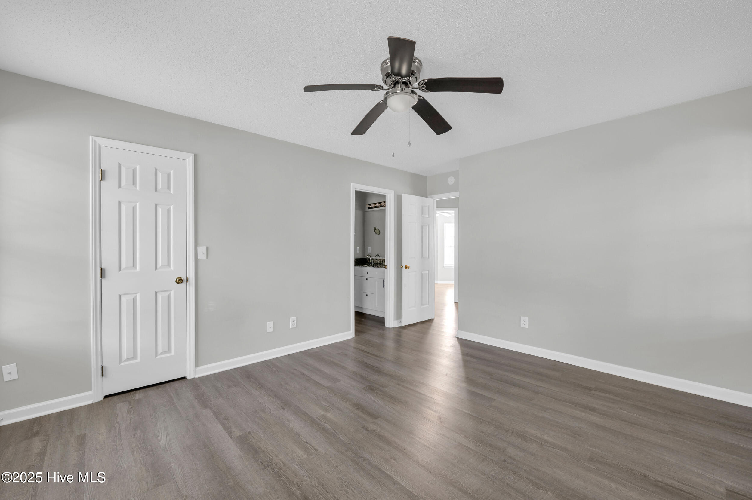 100536946 | Photo 16