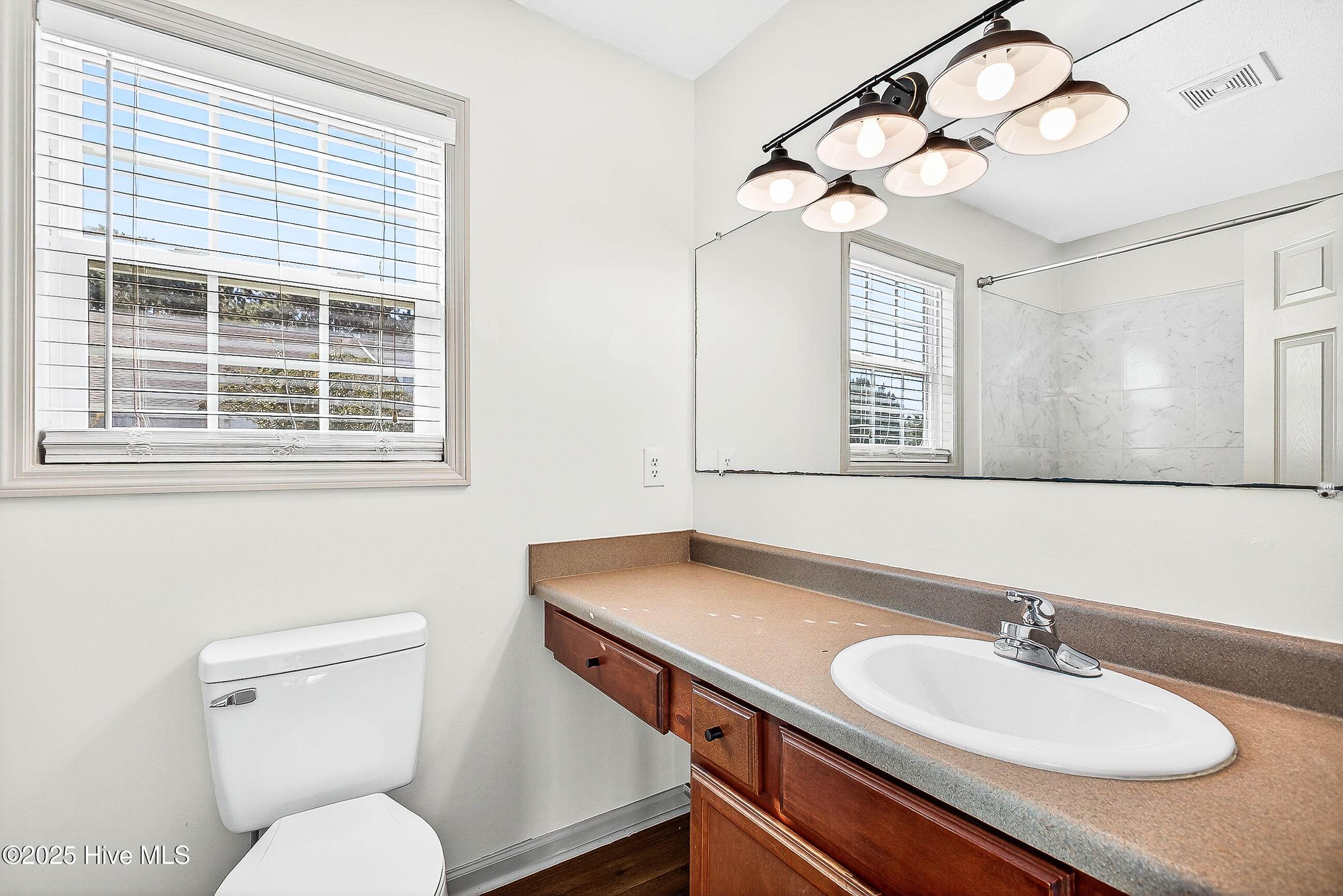 100537244 | Photo 16