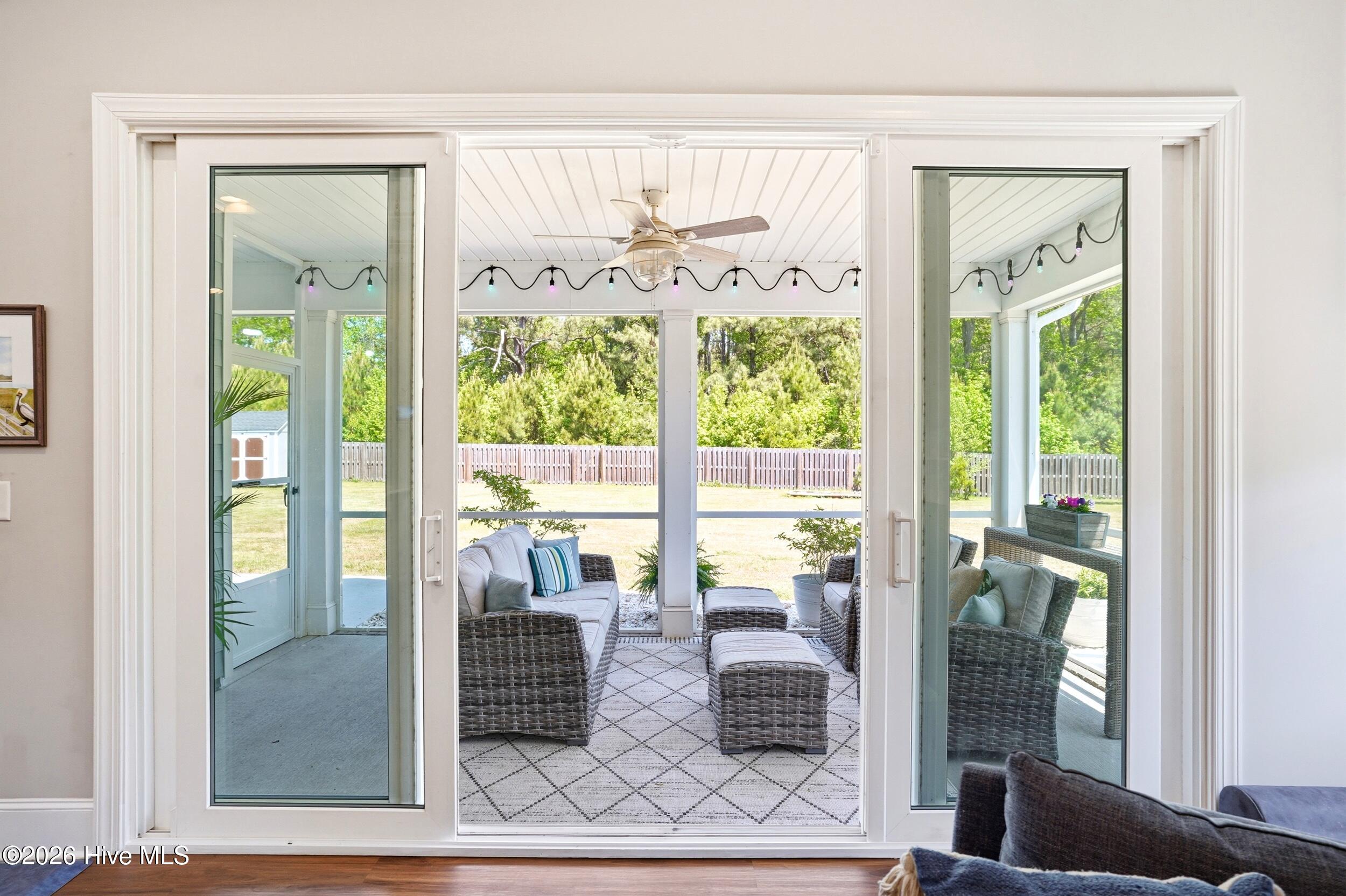 100569213 | Photo 37