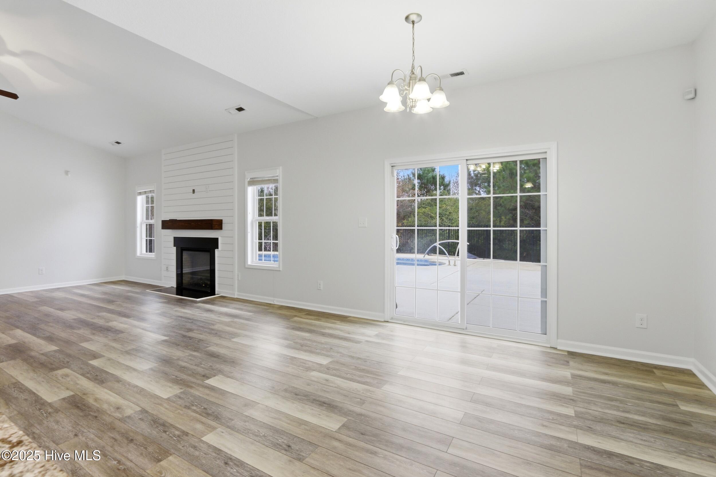 100545601 | Photo 16