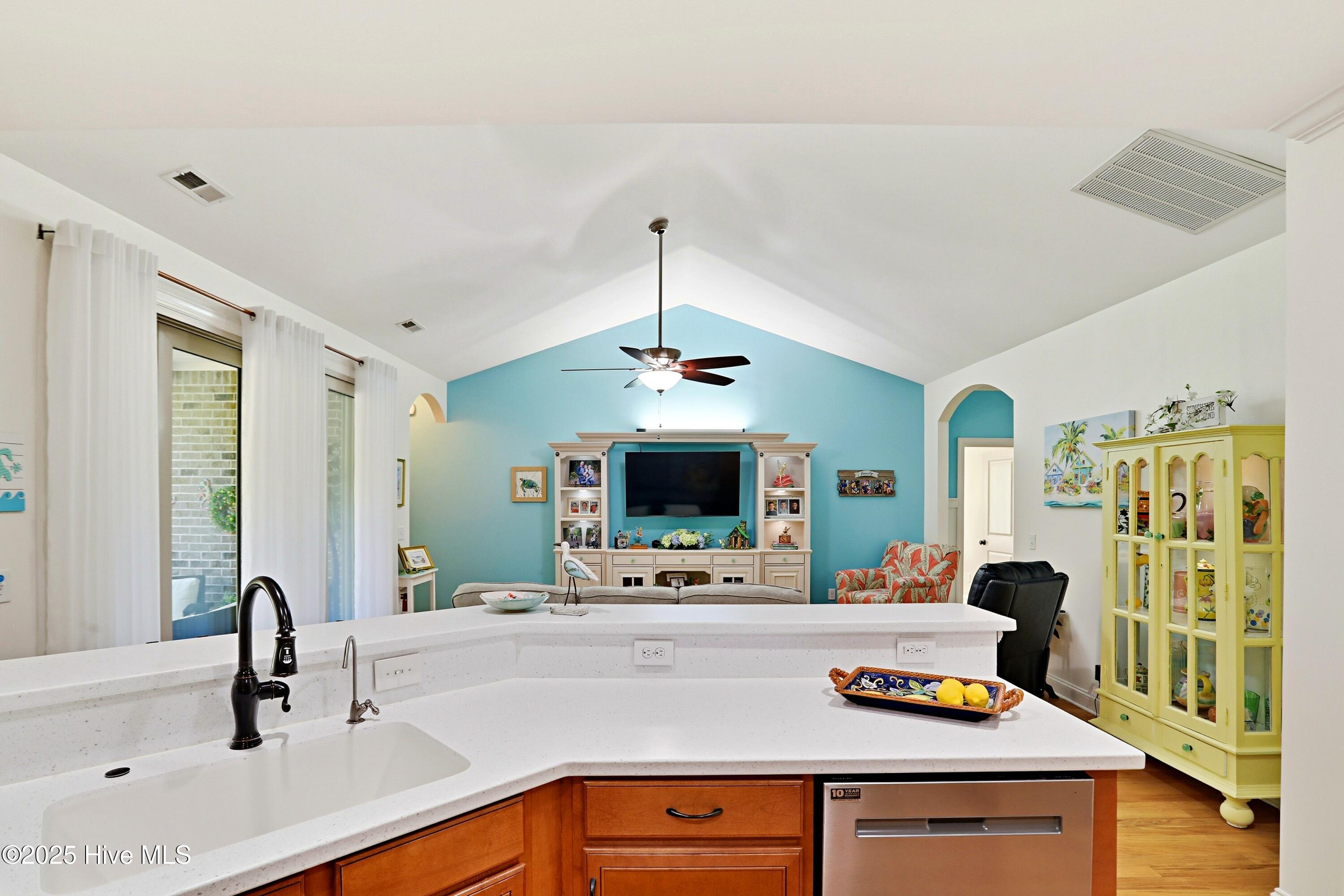 100539112 | Photo 12