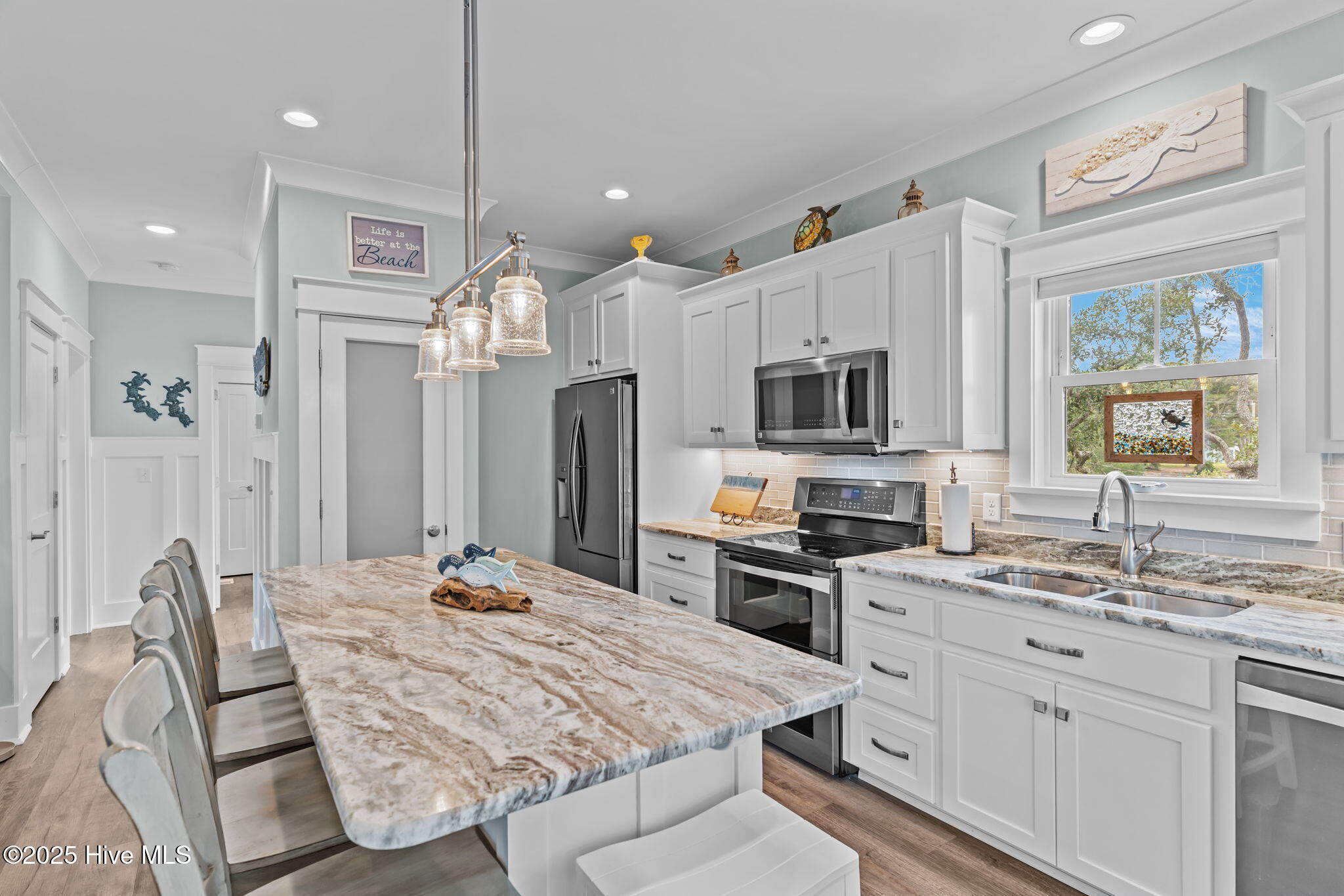 100565995 | Photo 12