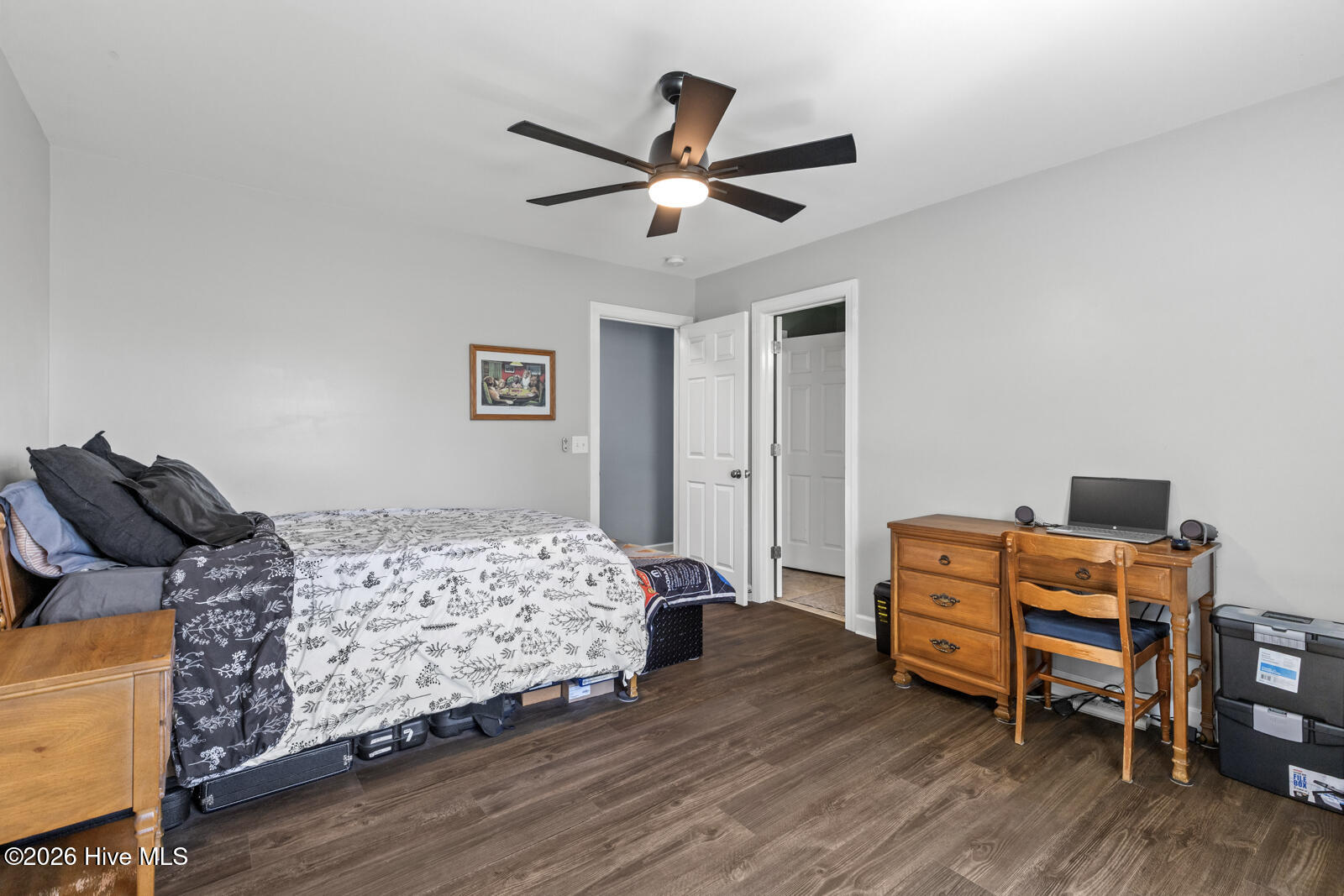 100569280 | Photo 31