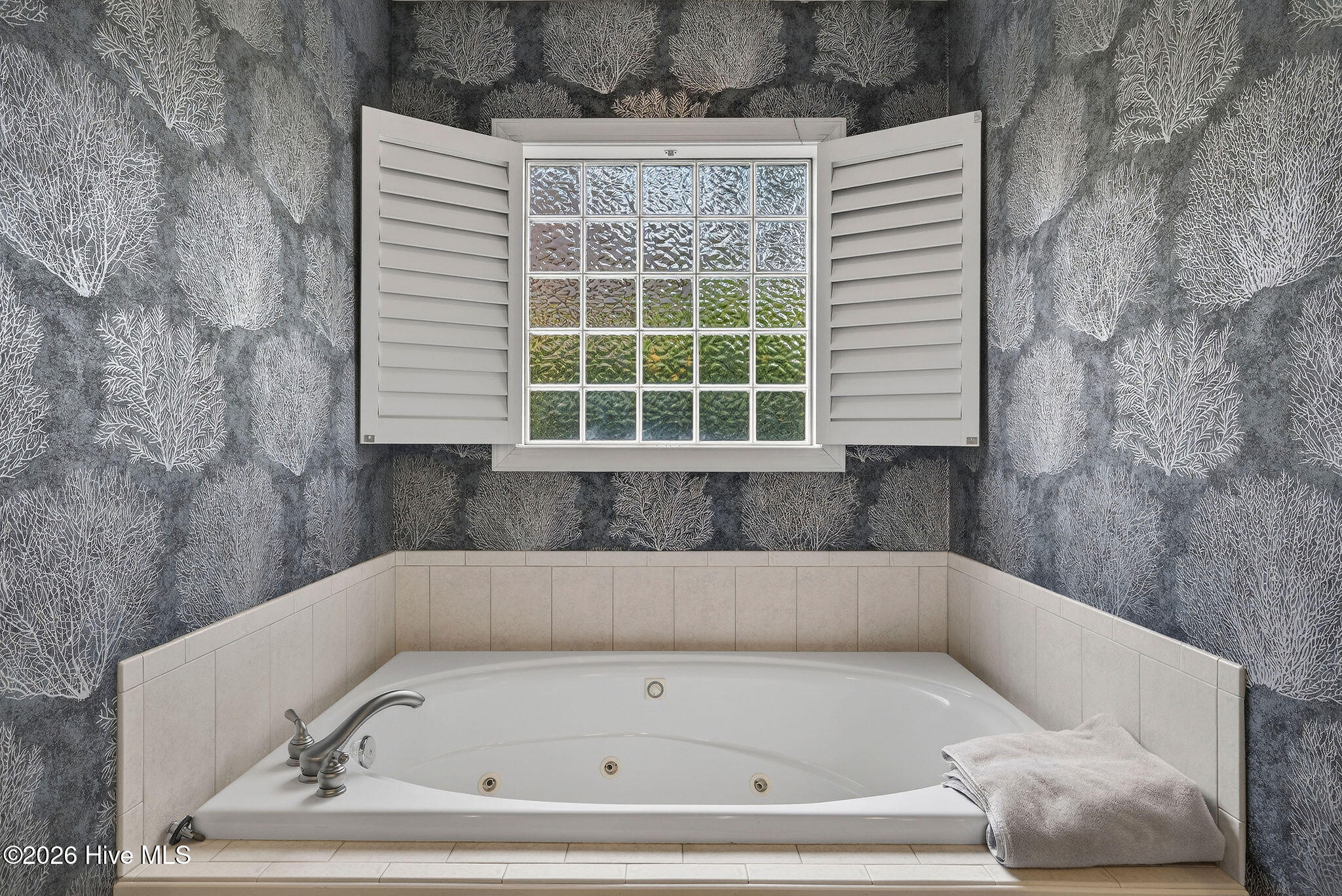 100565990 | Photo 24