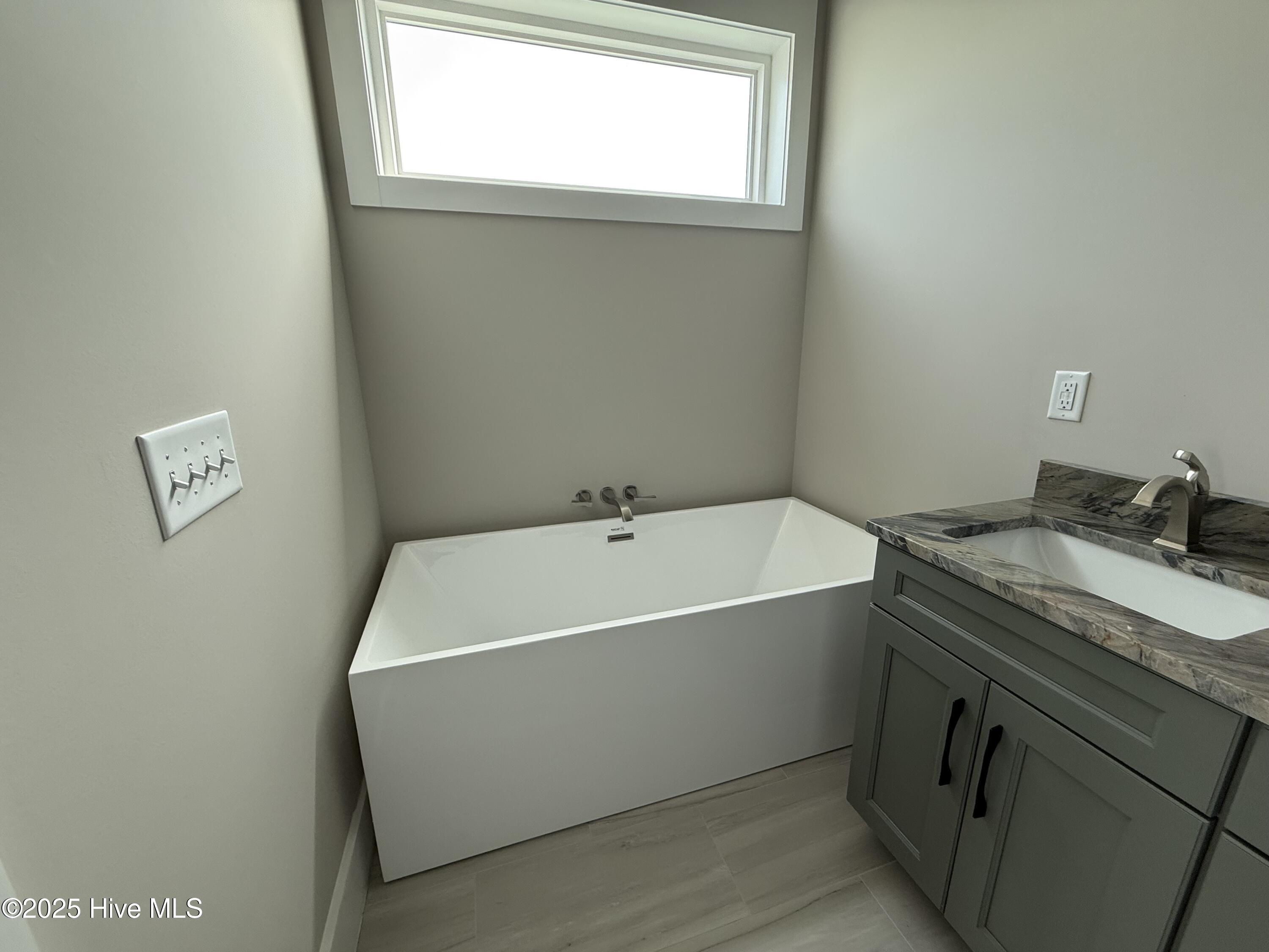 100498103 | Photo 40