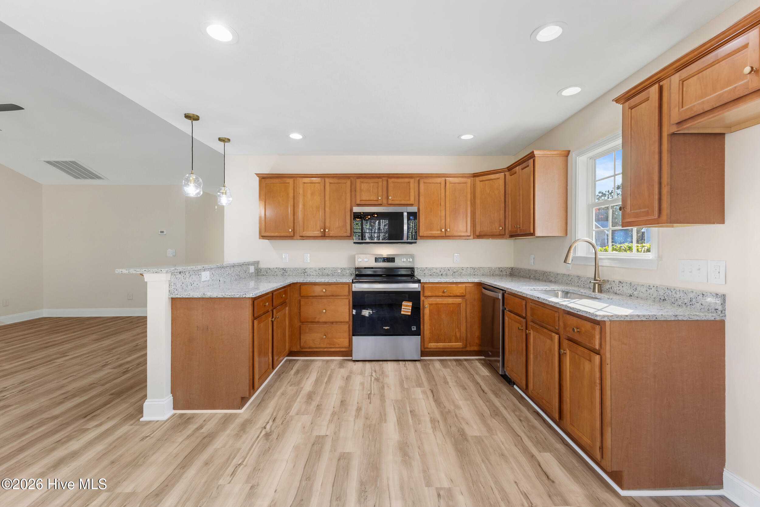 100559842 | Photo 15