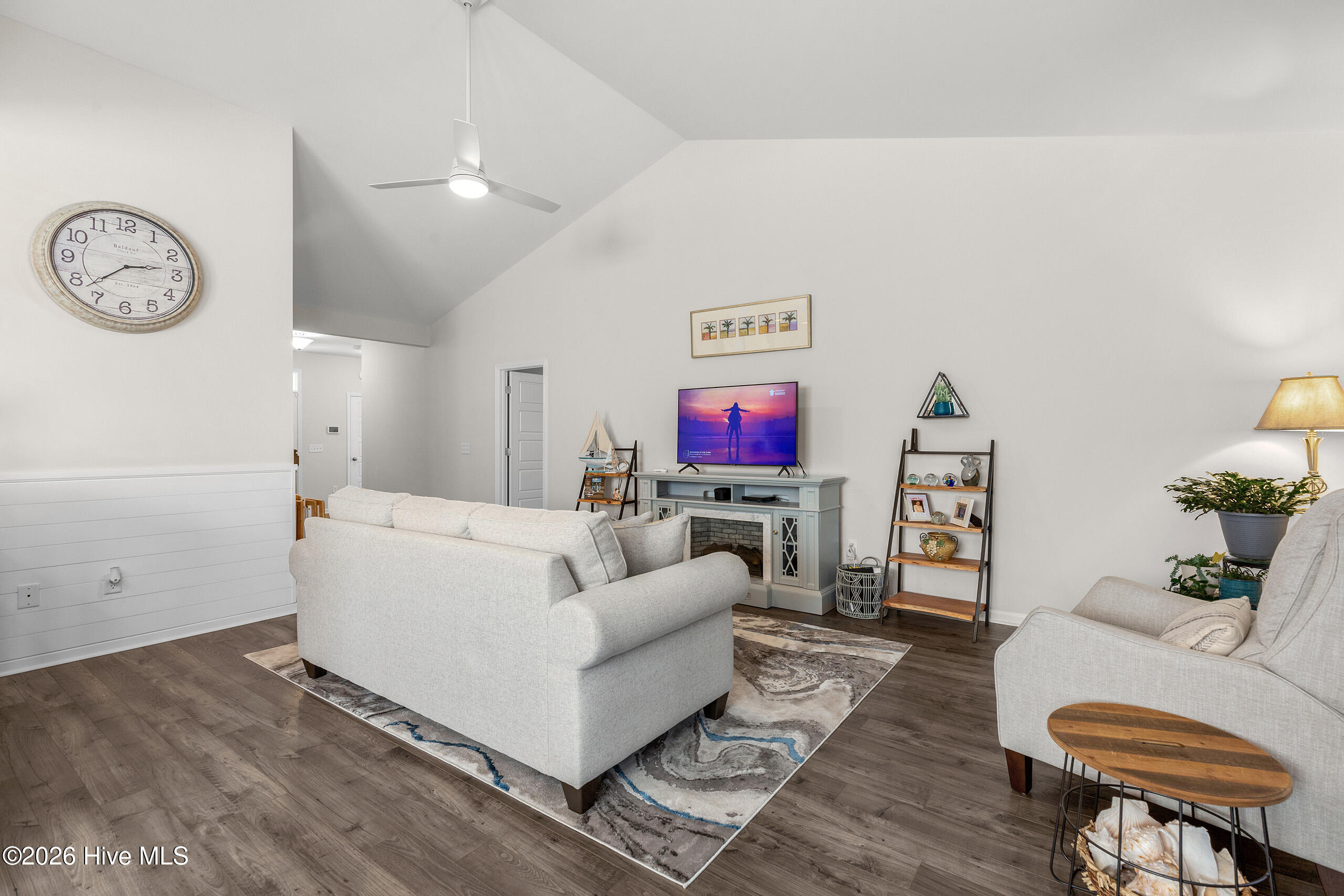 100557607 | Photo 11