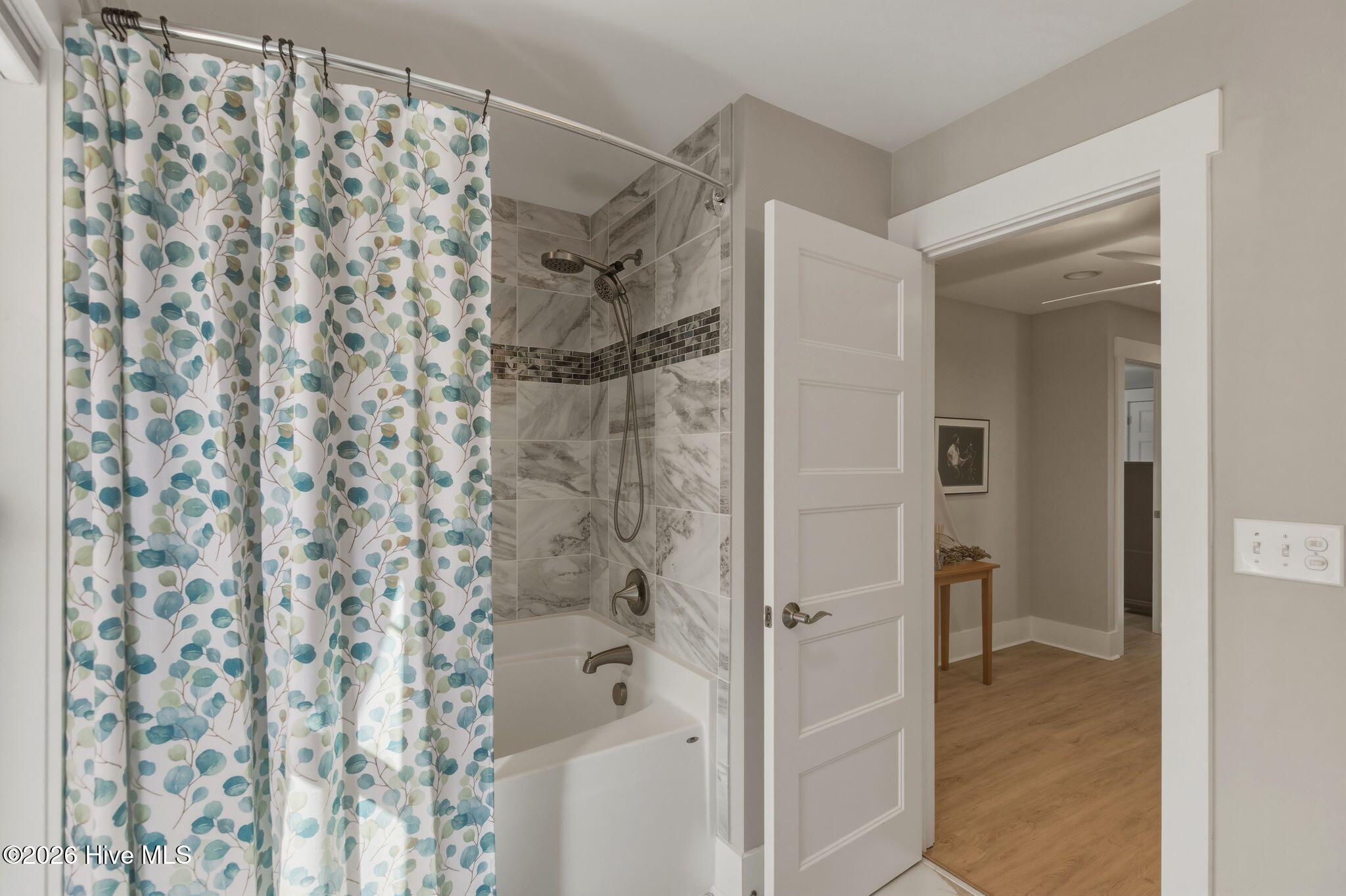 100562049 | Photo 39