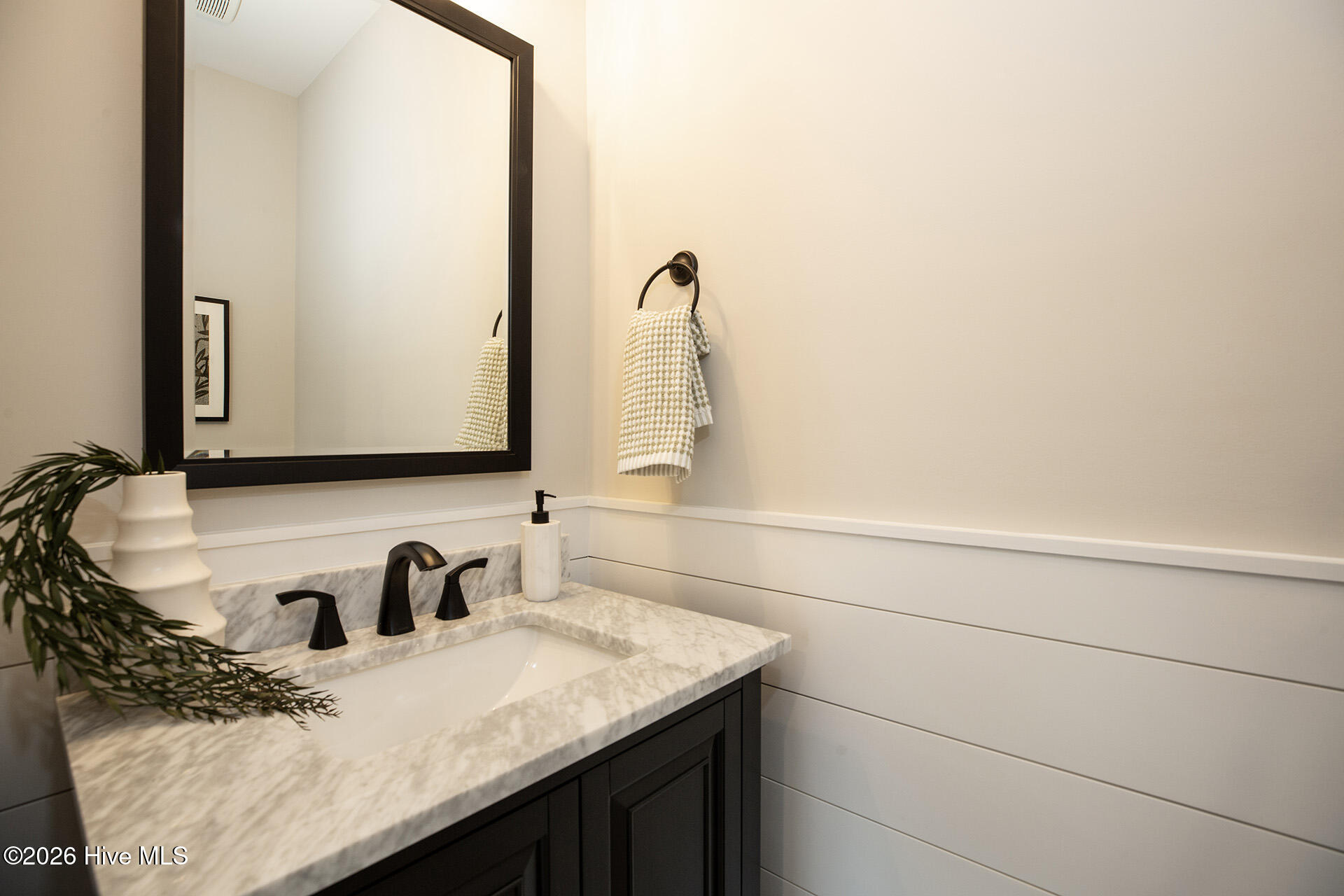 100562068 | Photo 14