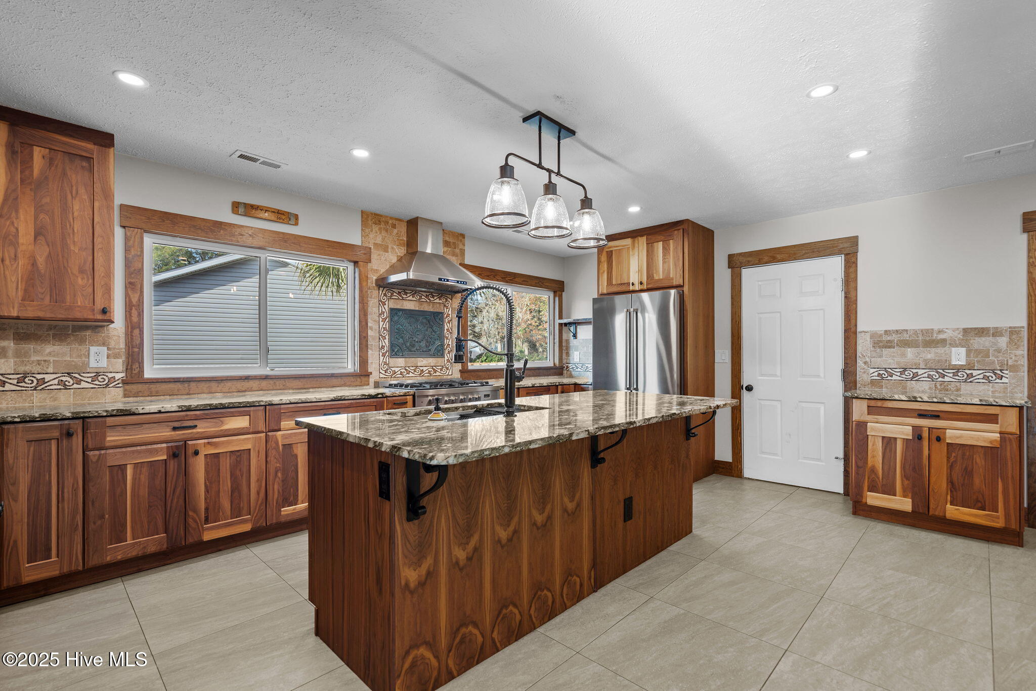 100536455 | Photo 22